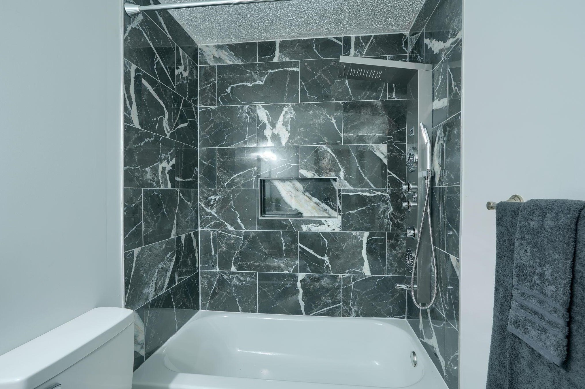 3555 Chantilly St, Columbus OH  43207-3532 exterior