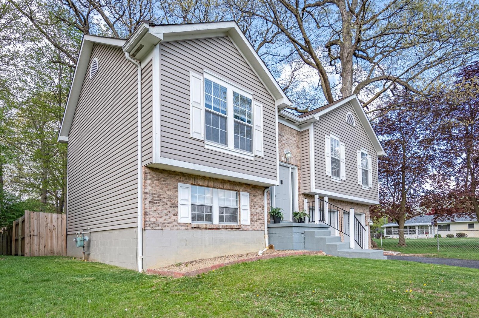 859 Maclam Dr, Columbus OH  43204-1456 exterior