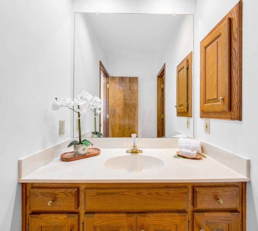 1980 Willow Glen Ln, Columbus OH 43229-1550 exterior