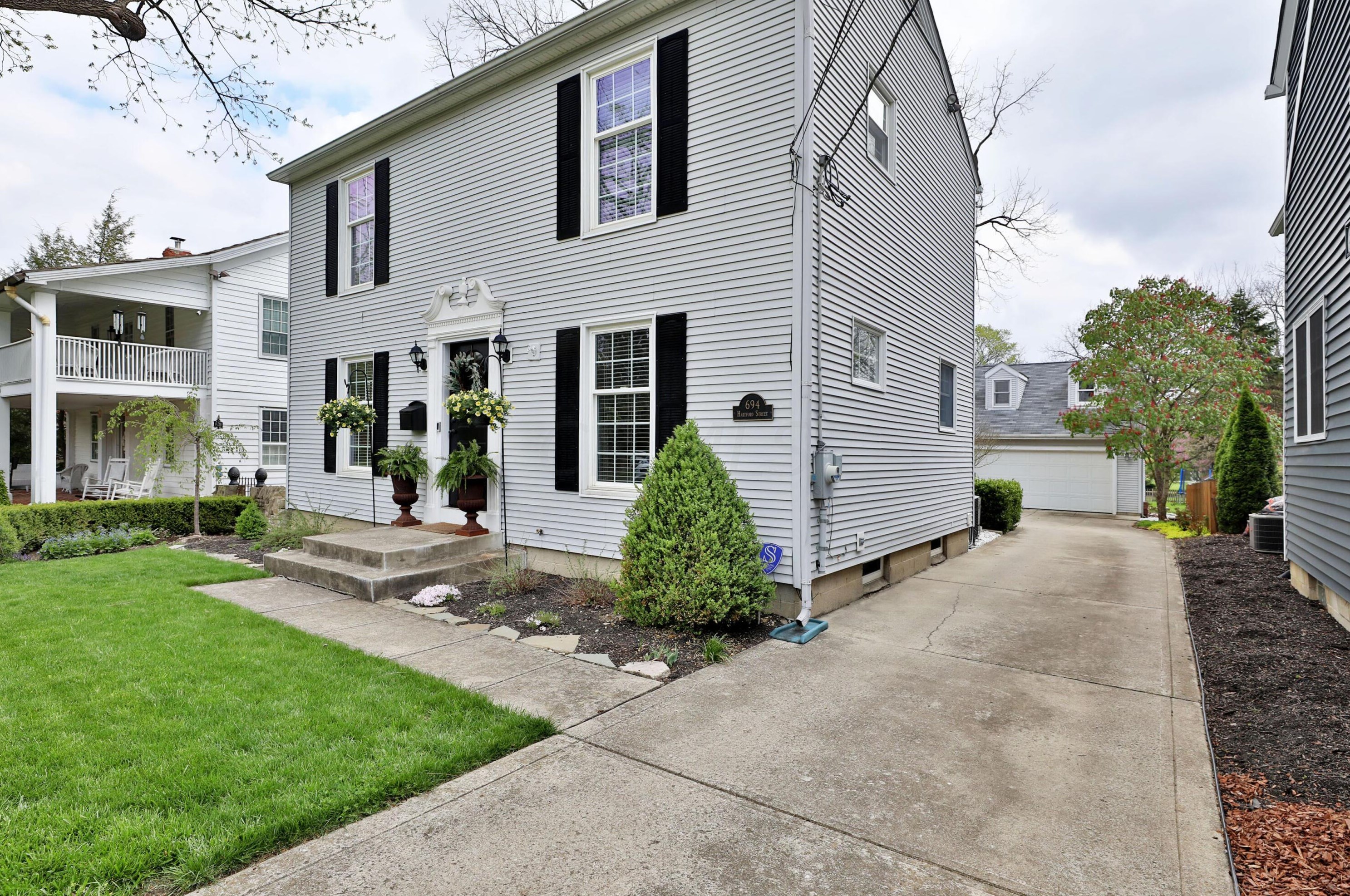 694 Hartford St, Columbus OH  43085-4122 exterior