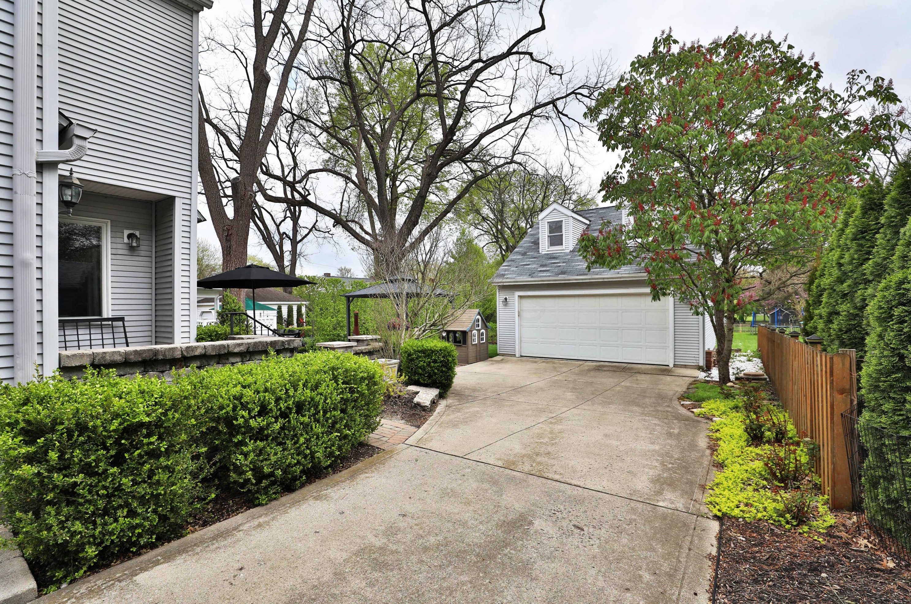 694 Hartford St, Columbus OH  43085-4122 exterior