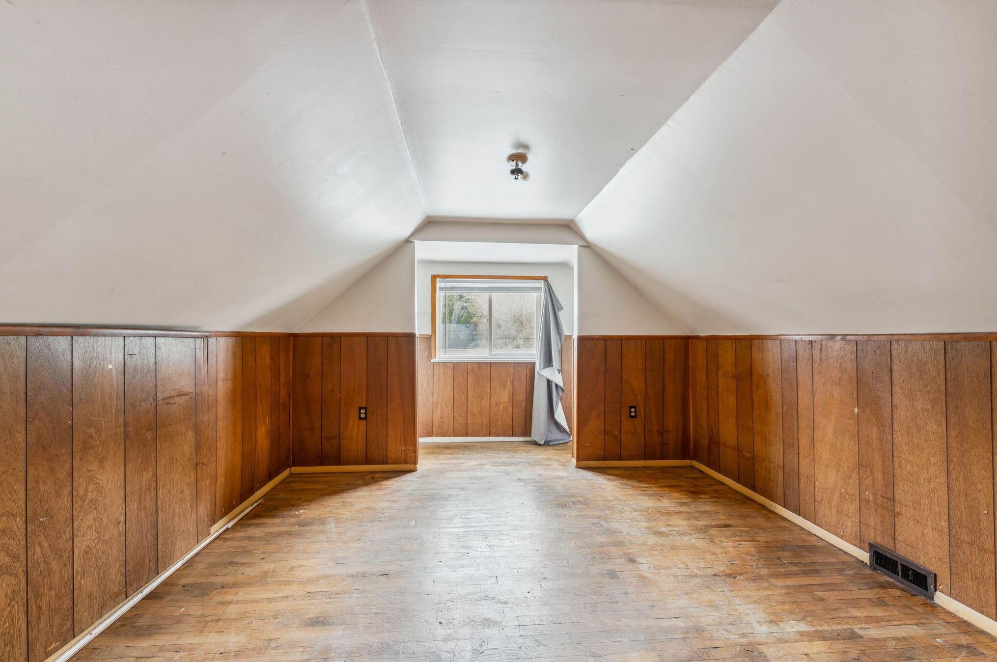 2228 Hiawatha Park Dr, Columbus OH 43211-2034 exterior