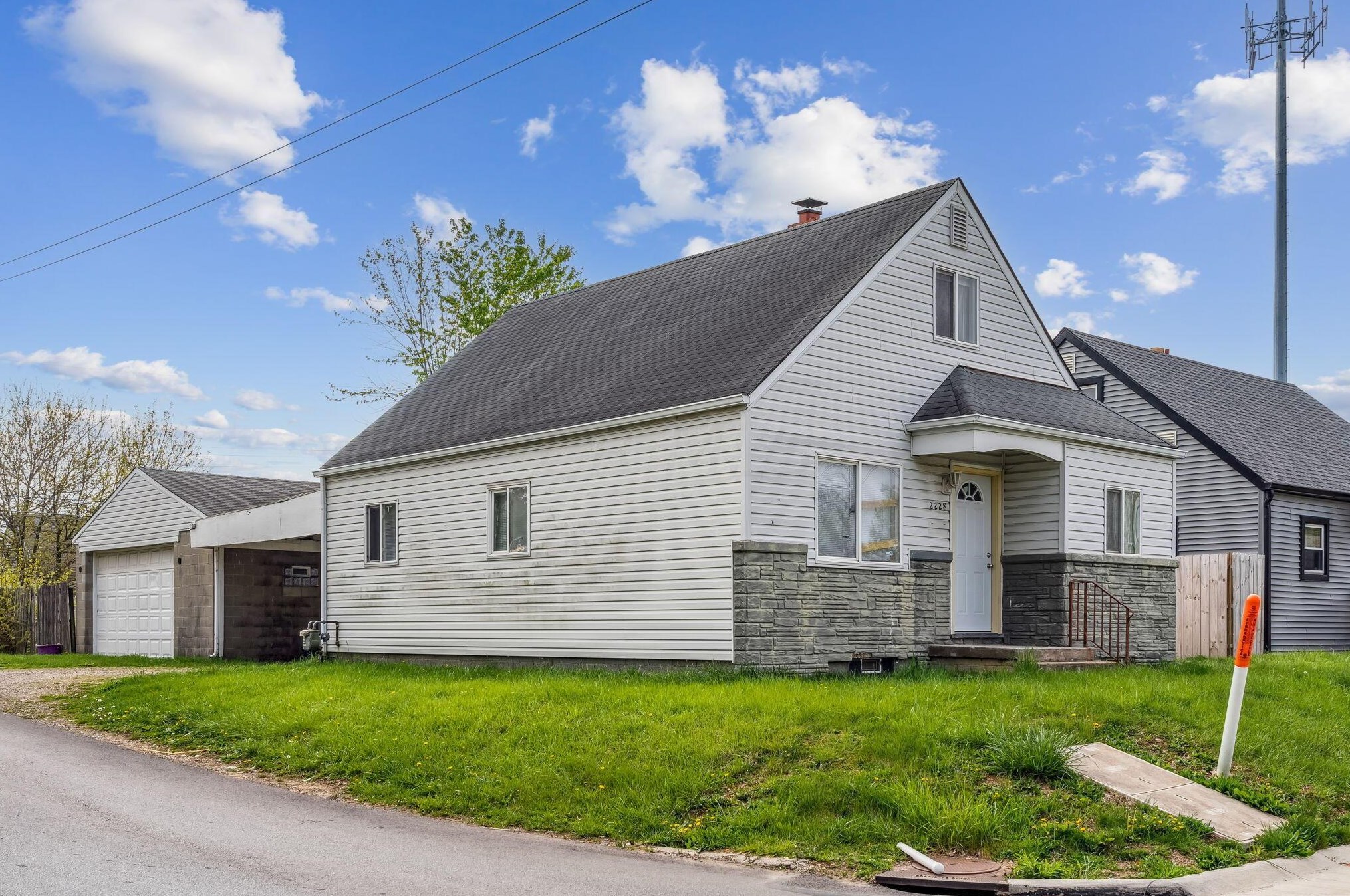 2228 Hiawatha Park Dr, Columbus OH 43211-2034 exterior