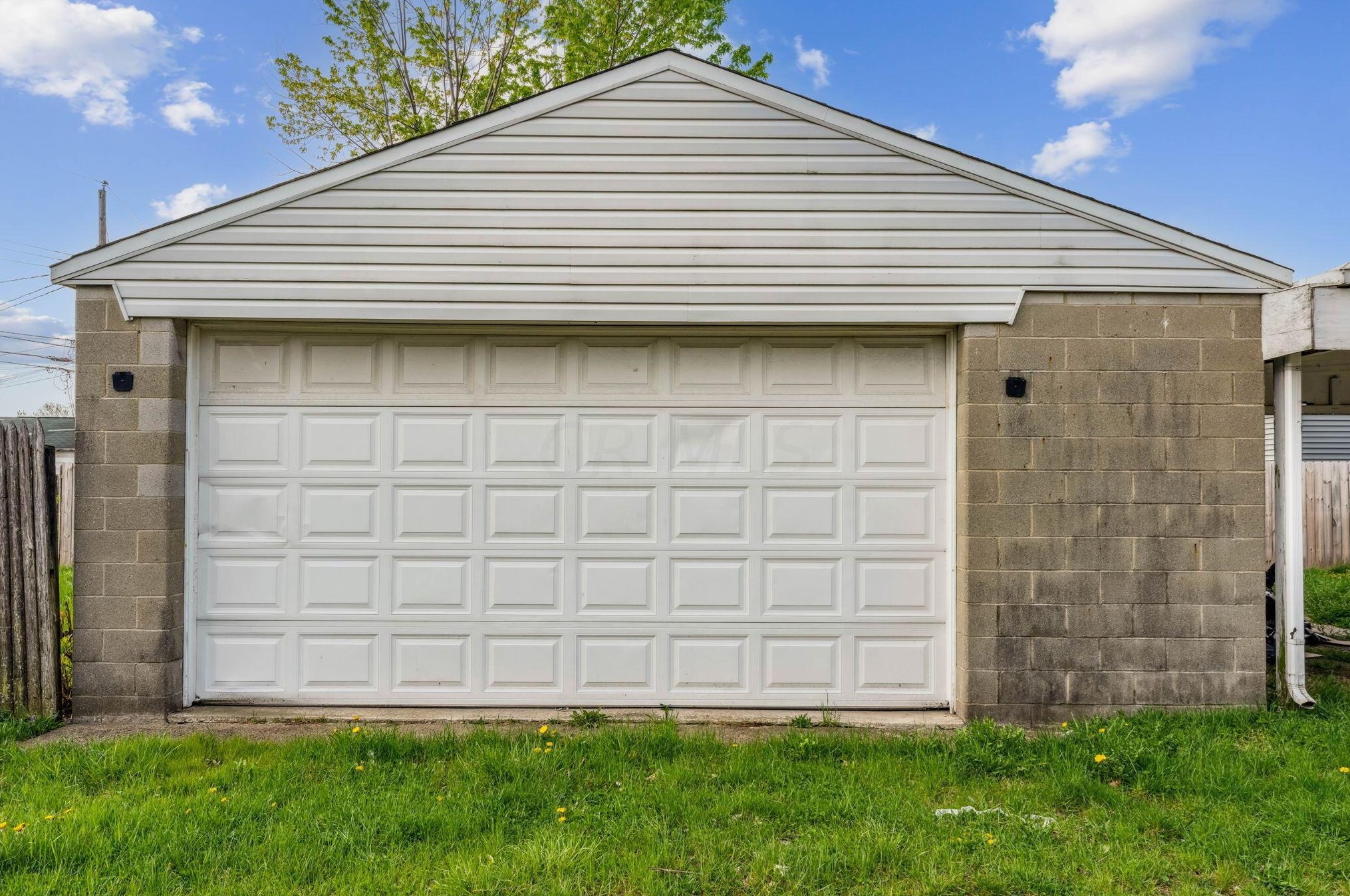 2228 Hiawatha Park Dr, Columbus OH 43211-2034 exterior