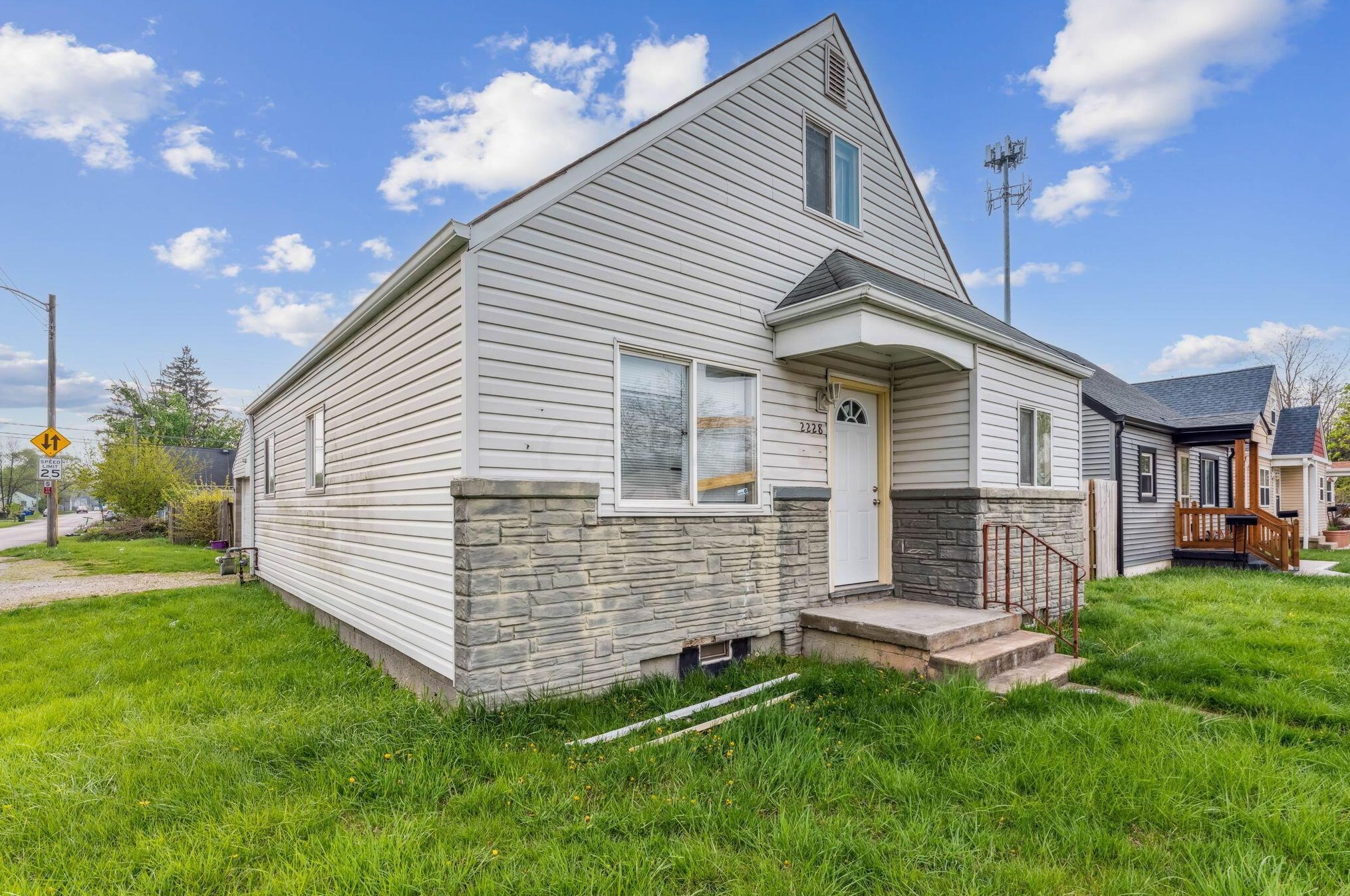 2228 Hiawatha Park Dr, Columbus OH 43211-2034 exterior