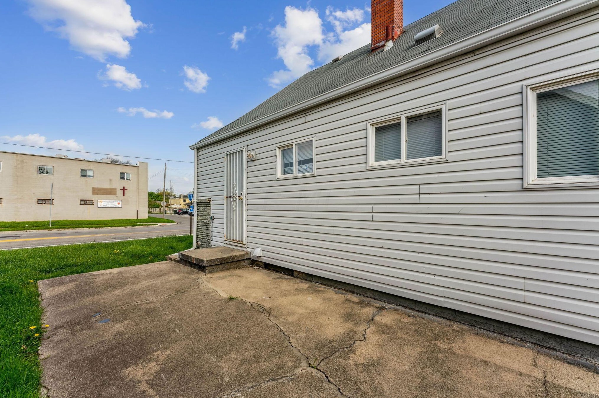 2228 Hiawatha Park Dr, Columbus OH 43211-2034 exterior