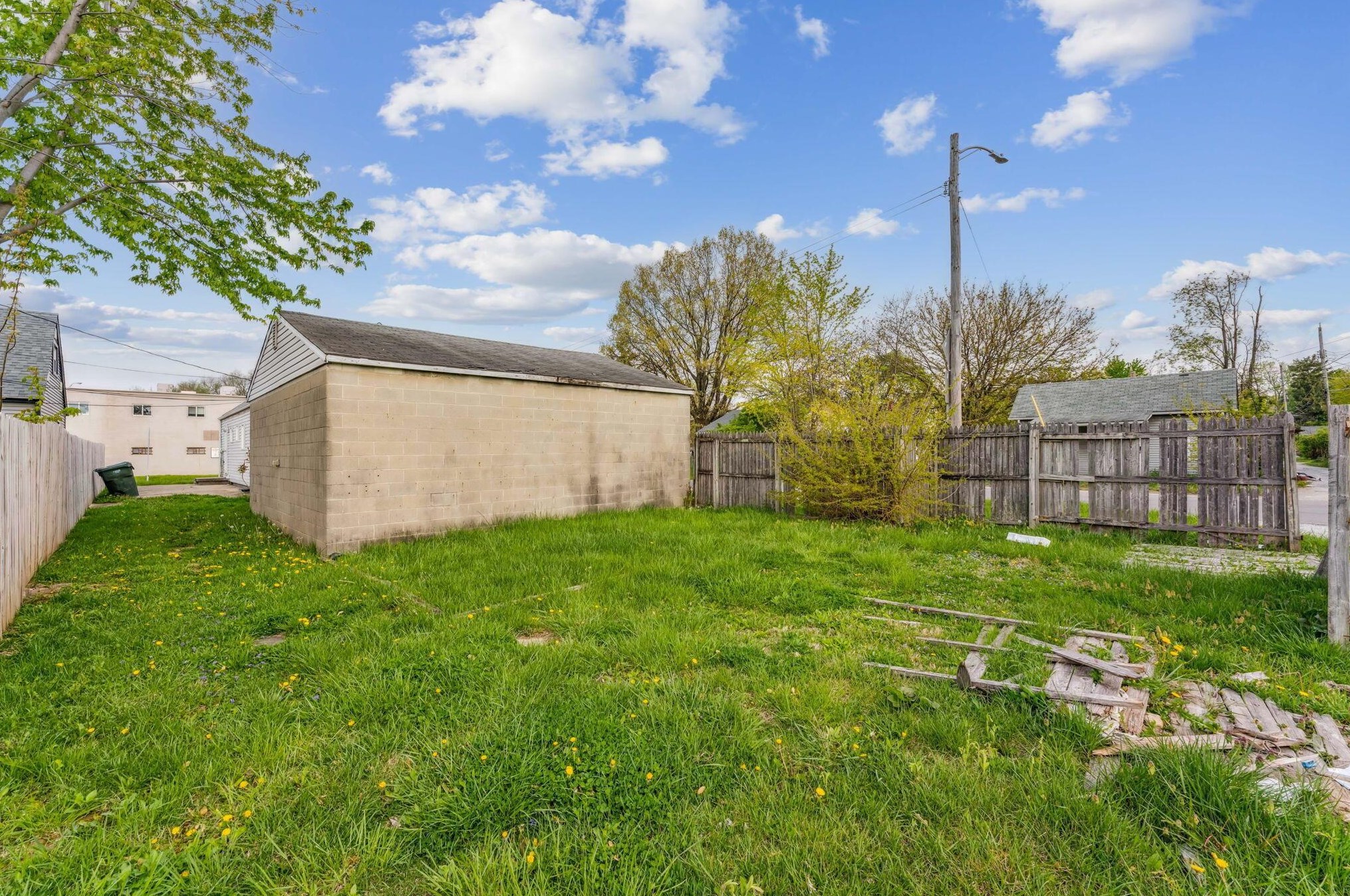 2228 Hiawatha Park Dr, Columbus OH 43211-2034 exterior