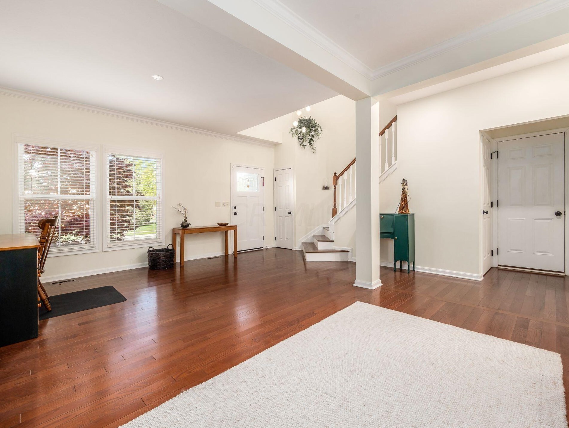 610 Stratshire Ln, Columbus OH  43230-1959 exterior