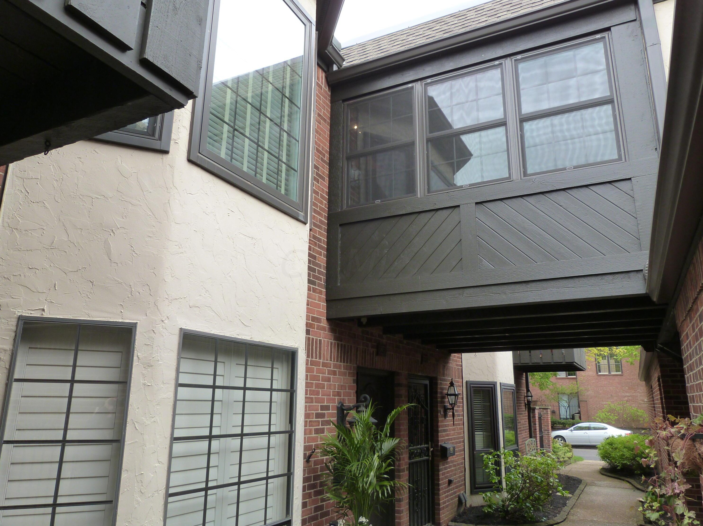 3522 La Rochelle Dr, Columbus OH 43221-1536 exterior