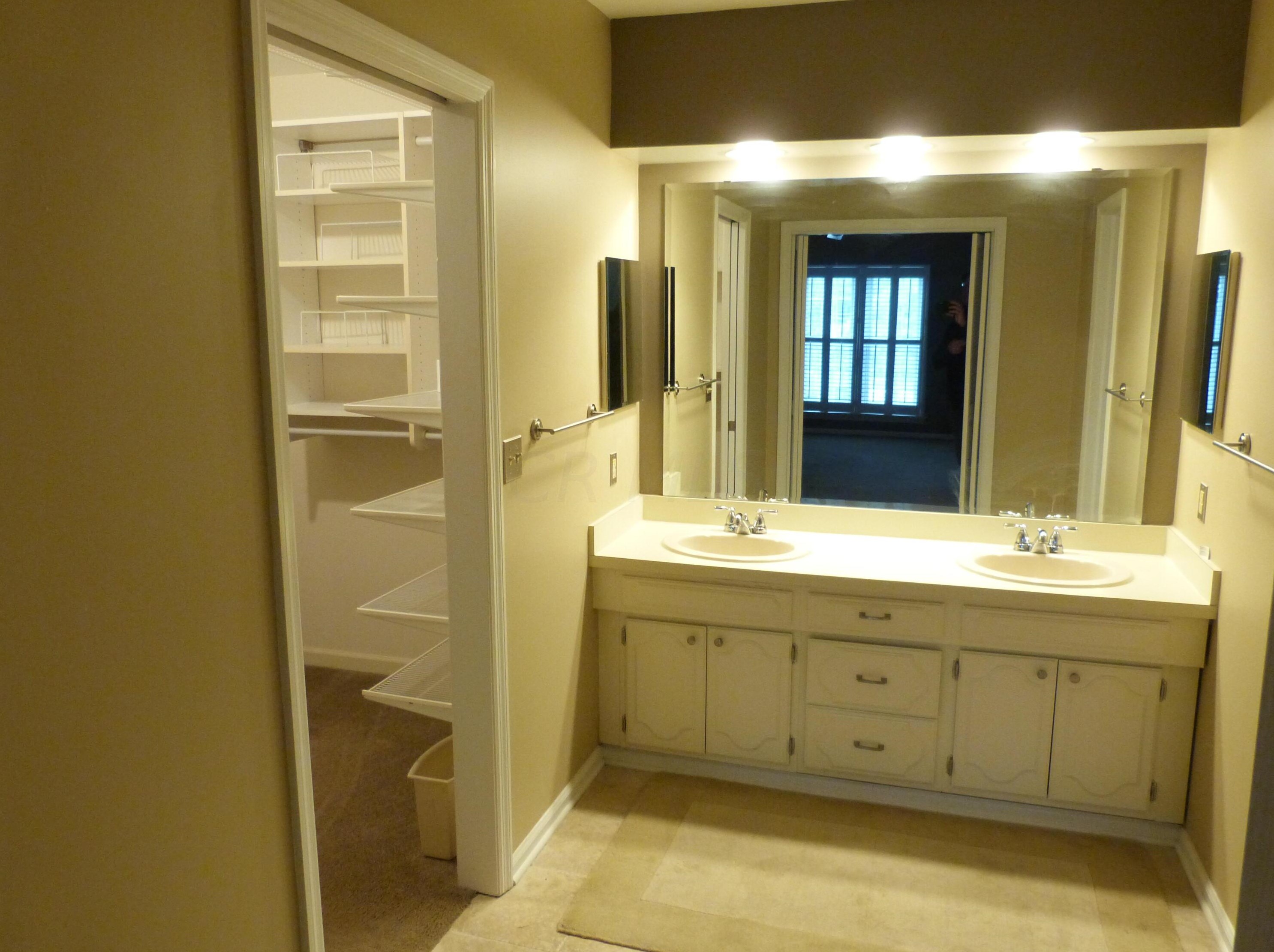 3522 La Rochelle Dr, Columbus OH 43221-1536 exterior