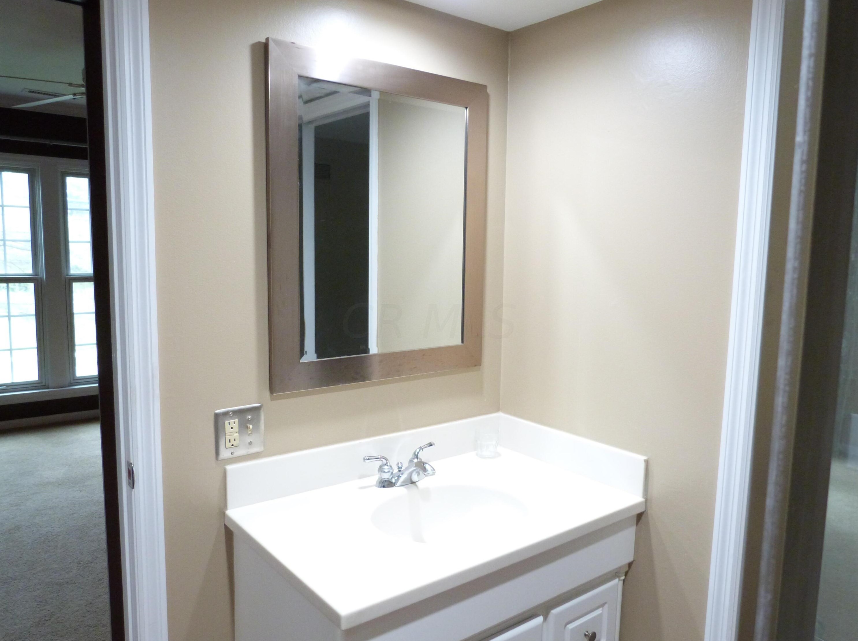 3522 La Rochelle Dr, Columbus OH 43221-1536 exterior