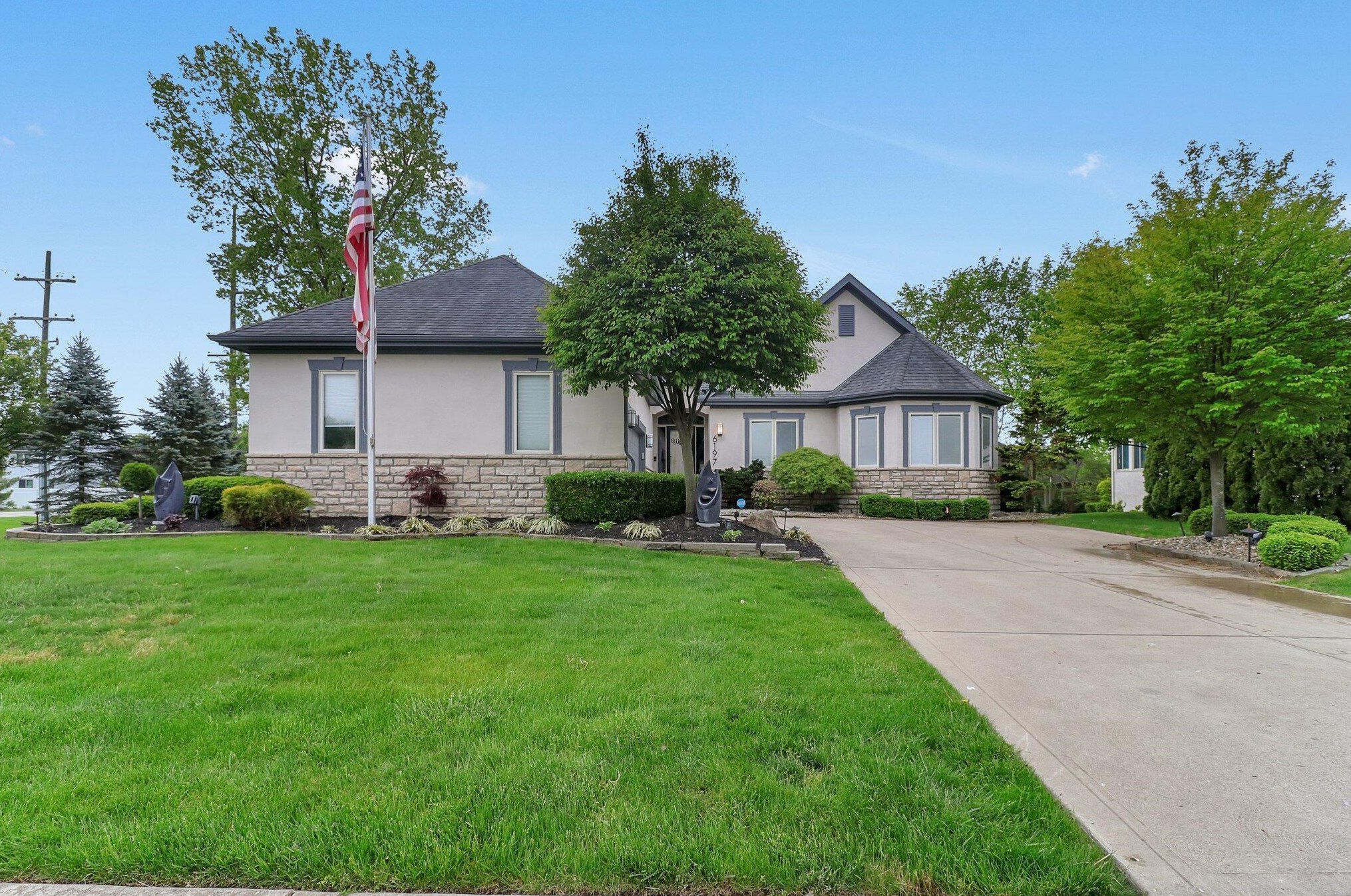 6197 Mcnaughten Grove Ln, Columbus OH  43213-5107 exterior