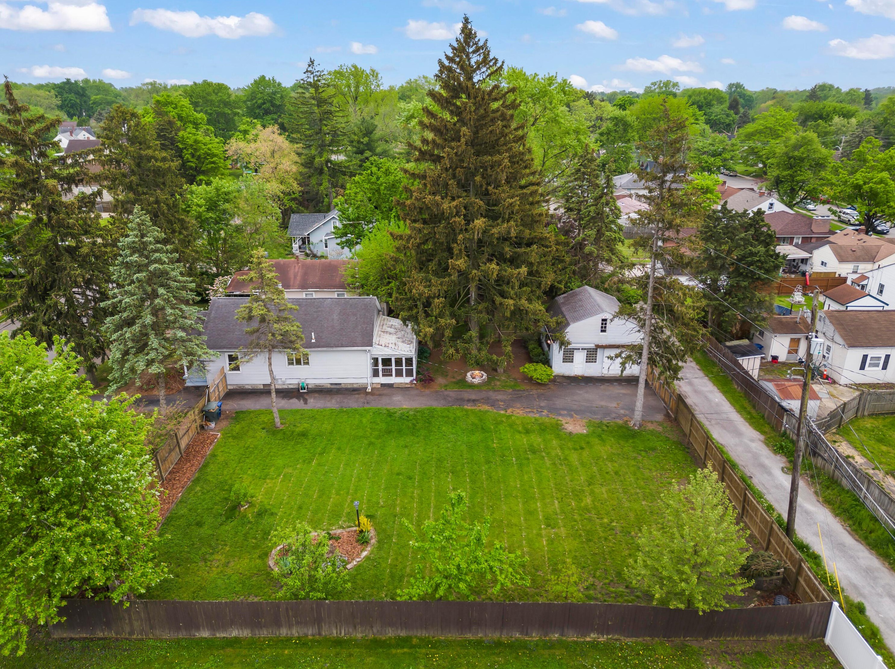 3189 Mcguffey Rd, Columbus OH  43224-4141 exterior