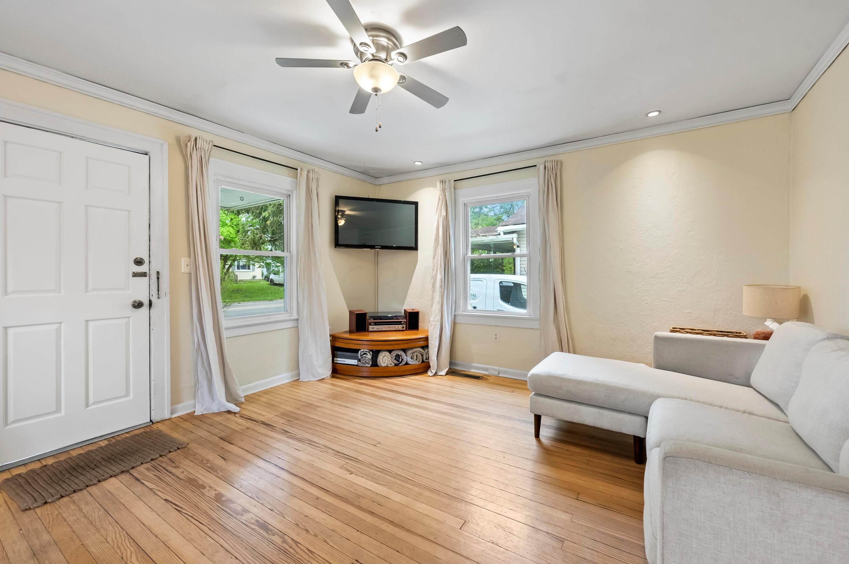 3189 Mcguffey Rd, Columbus OH  43224-4141 exterior