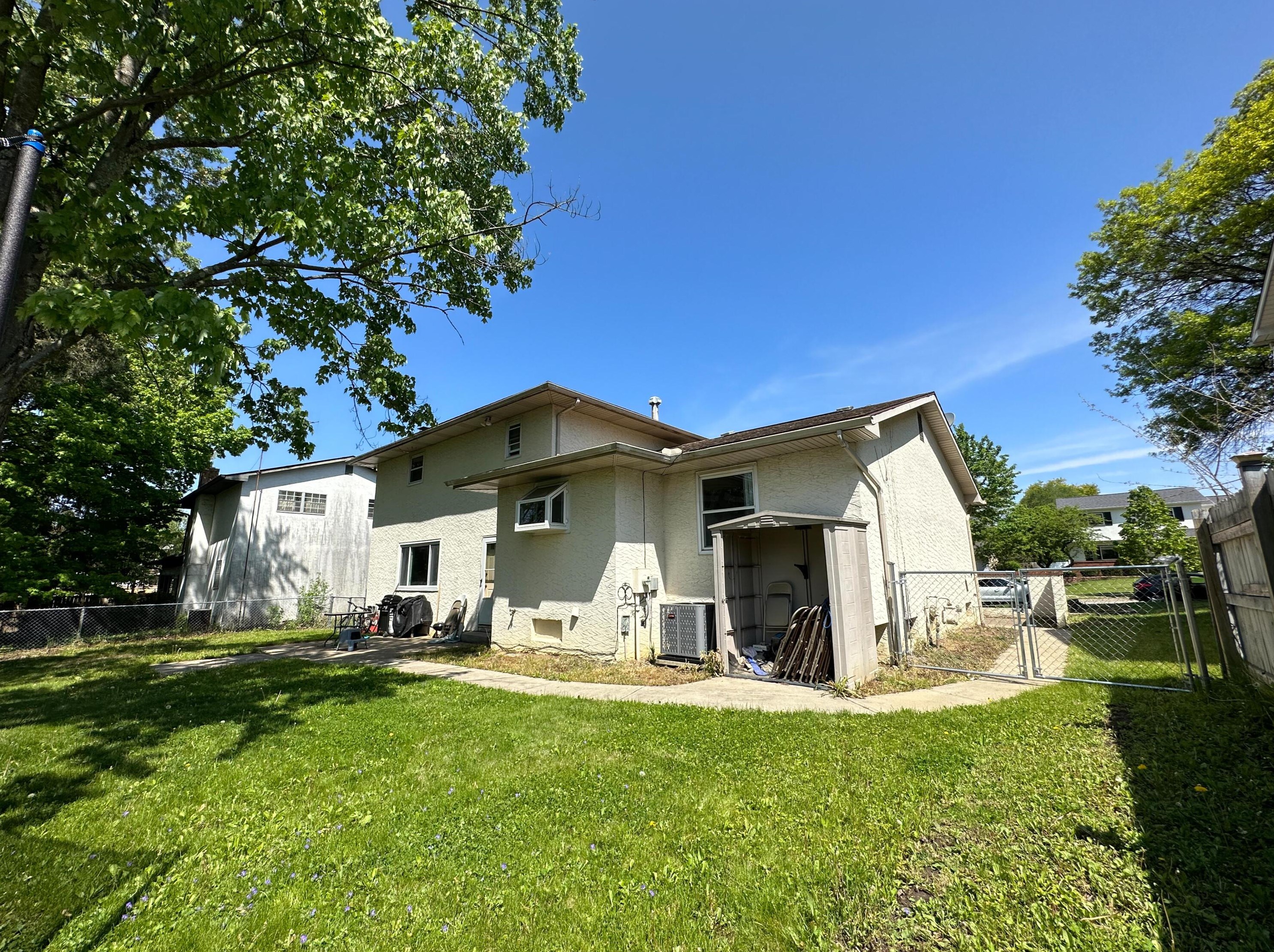 1795 Dorsetshire Rd, Columbus OH  43229-2166 exterior