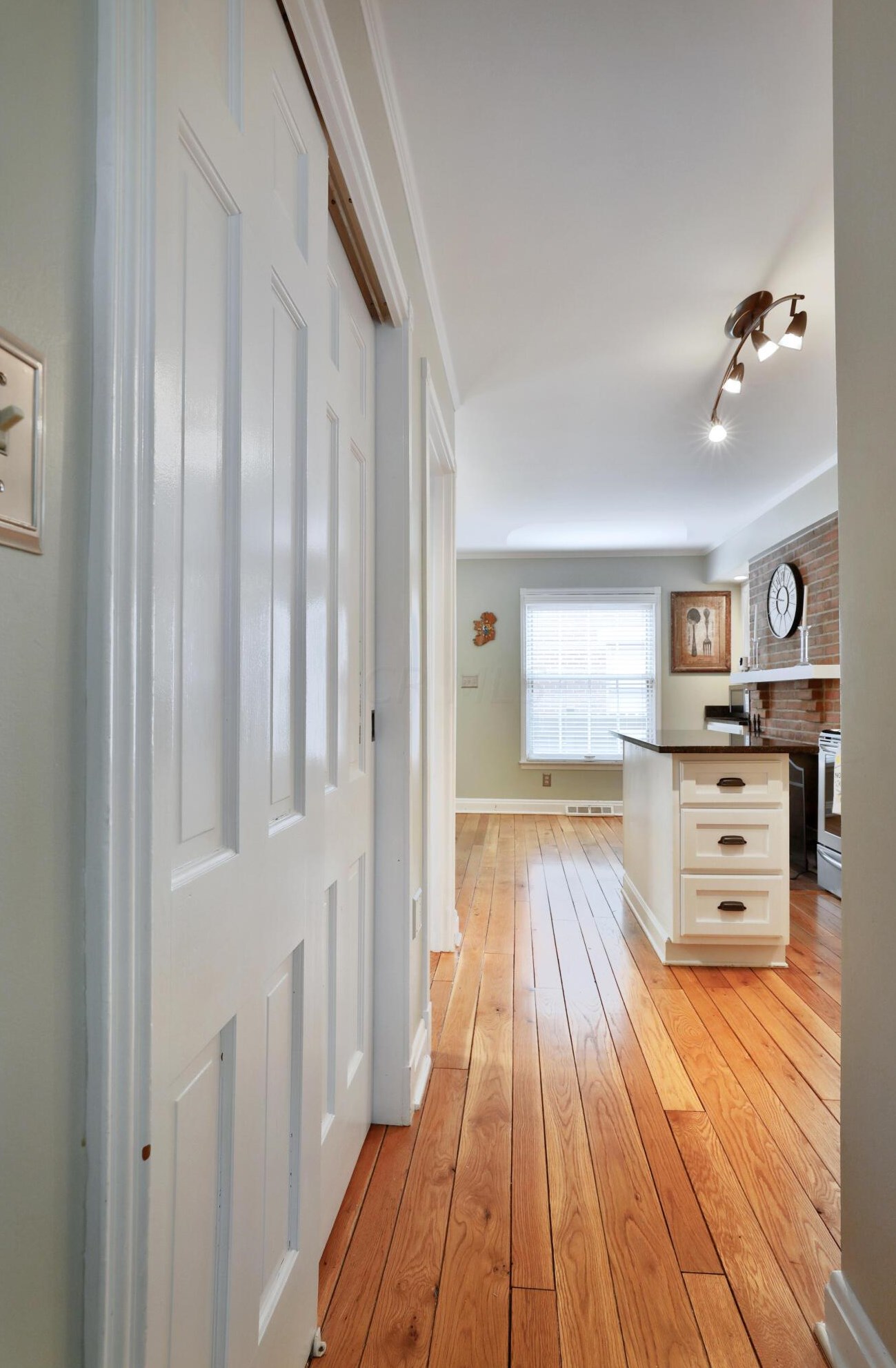 614 Grant Ave, Columbus OH 43215-5549 exterior