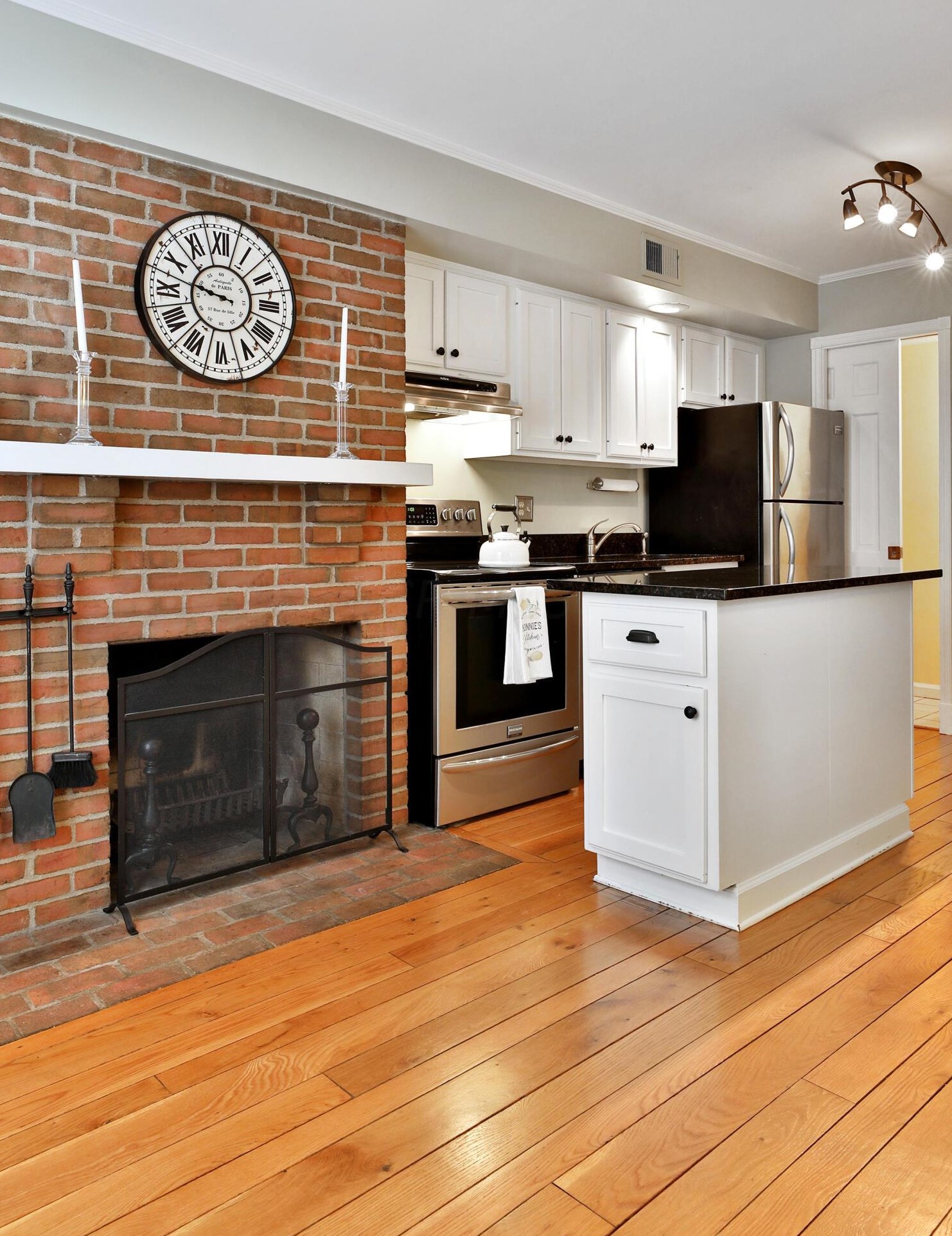 614 Grant Ave, Columbus OH 43215-5549 exterior