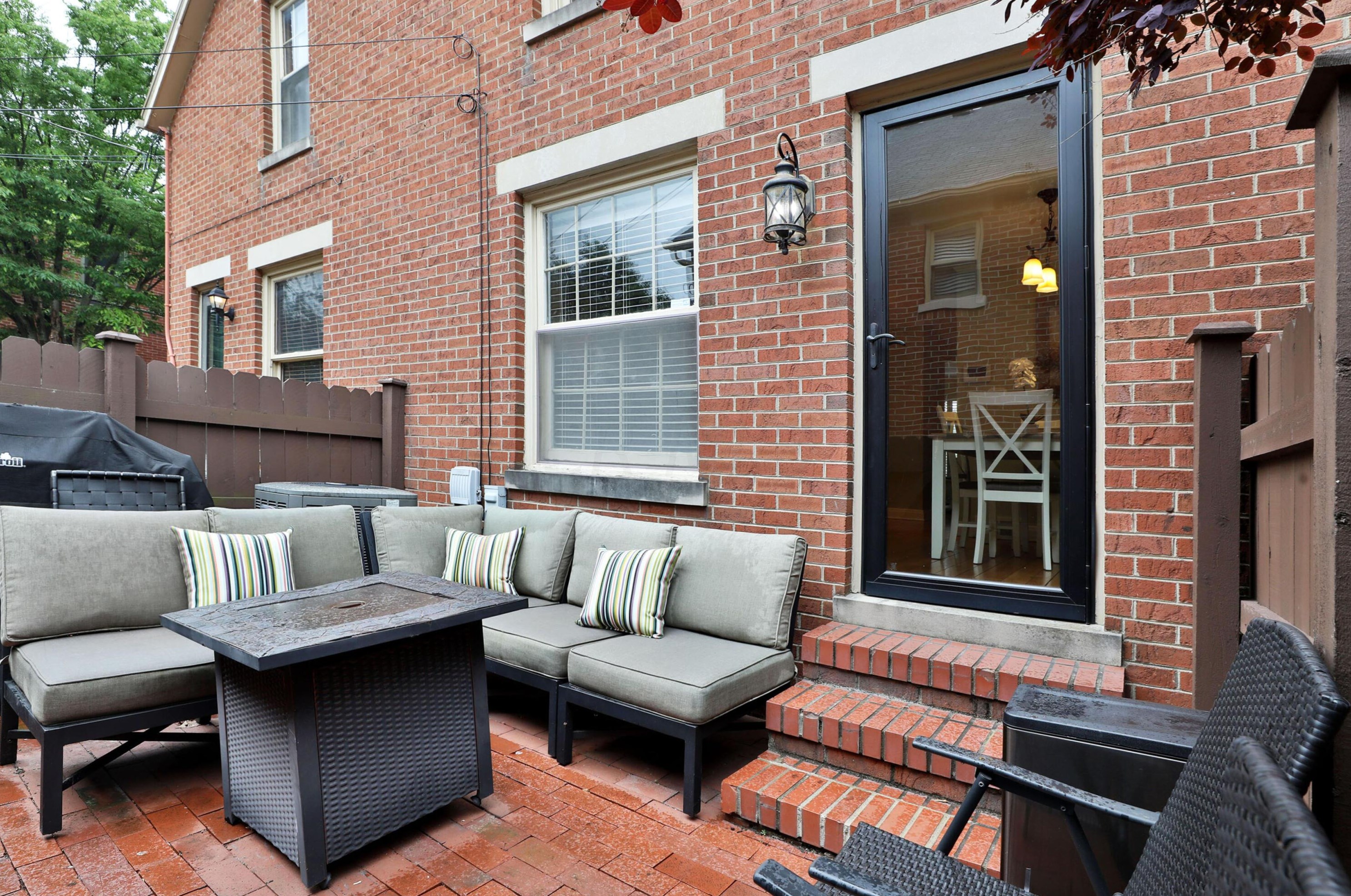 614 Grant Ave, Columbus OH 43215-5549 exterior