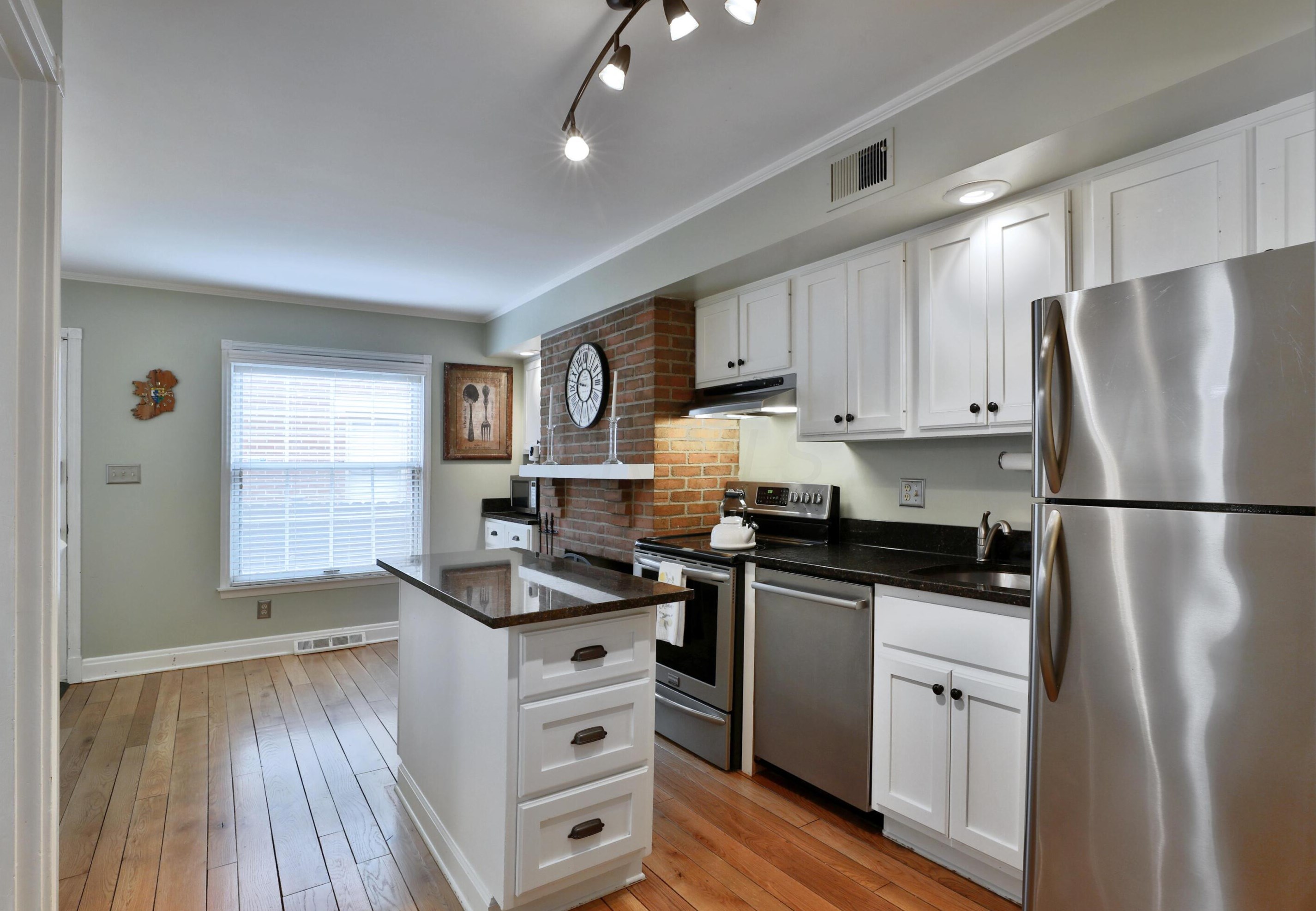 614 Grant Ave, Columbus OH 43215-5549 exterior