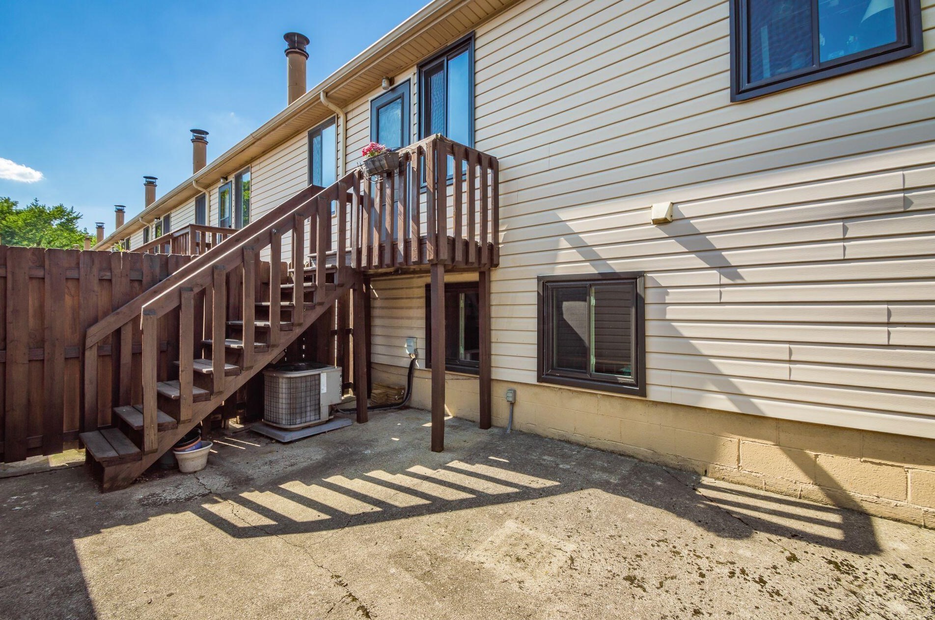 435 North St, Columbus OH 43085-7218 exterior