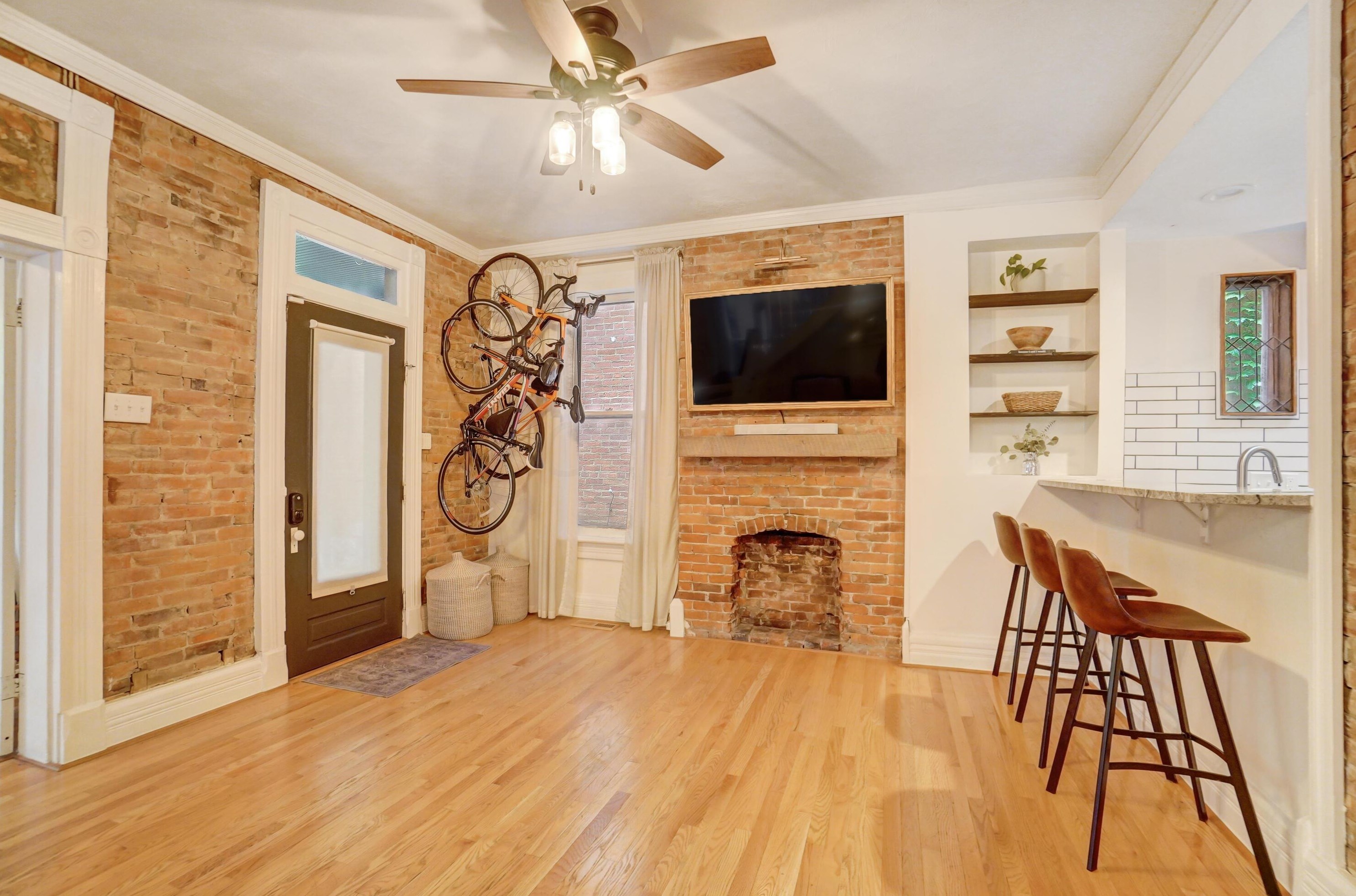 81 Lincoln St, Columbus OH  43215-1672 exterior