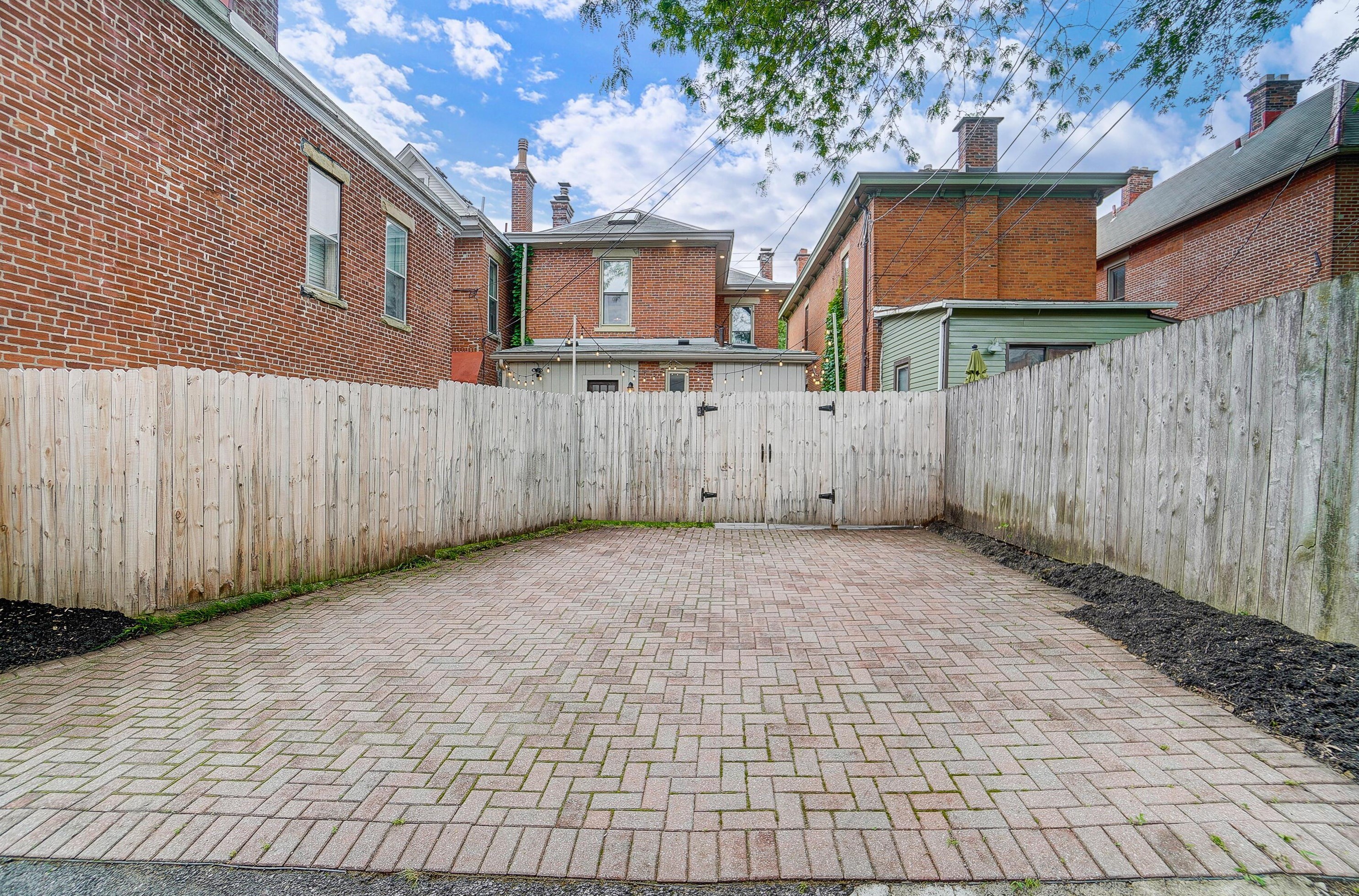 81 Lincoln St, Columbus OH  43215-1672 exterior