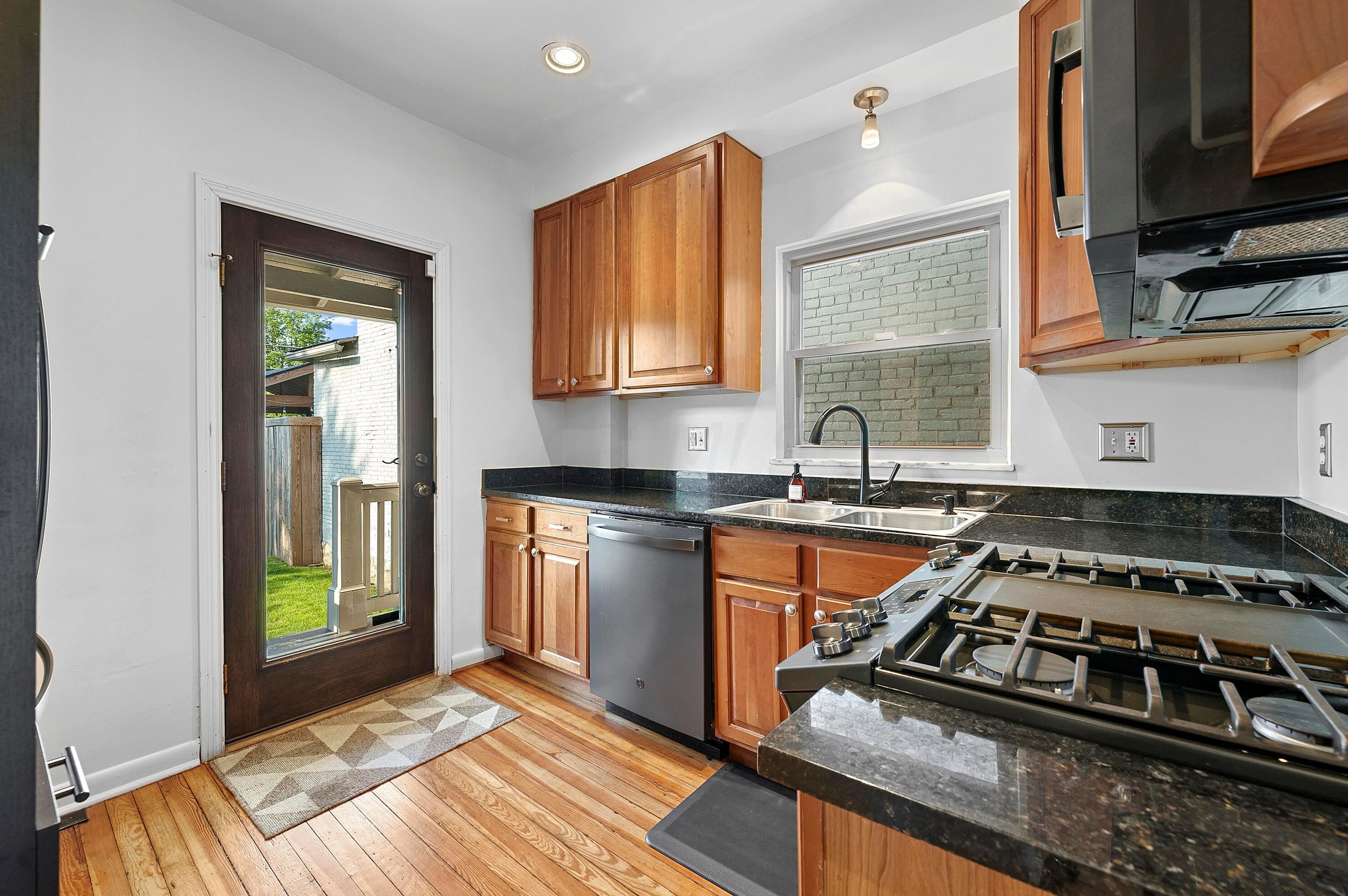 490 Whittier St, Columbus OH  43206-2367 exterior