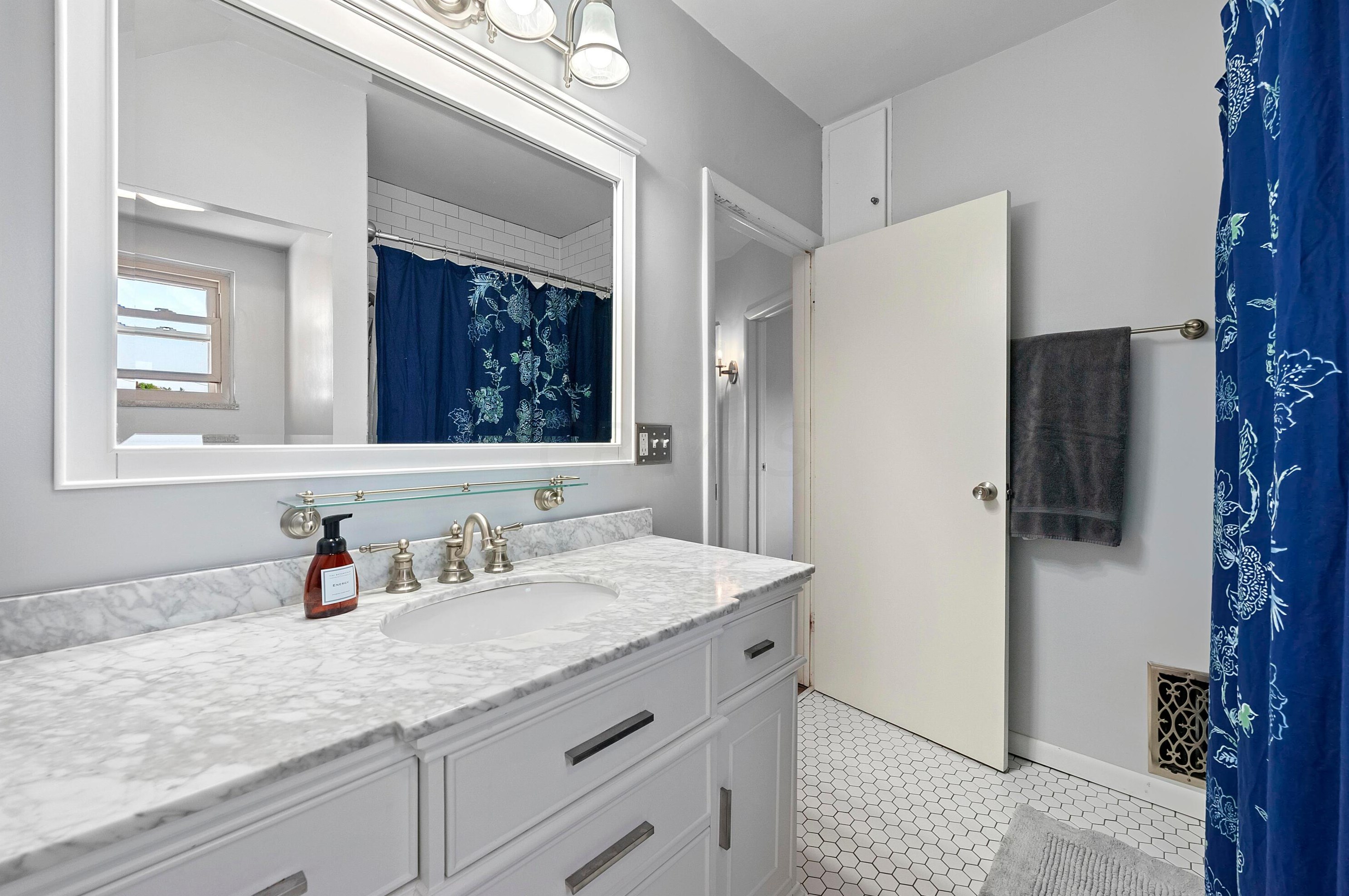 490 Whittier St, Columbus OH  43206-2367 exterior