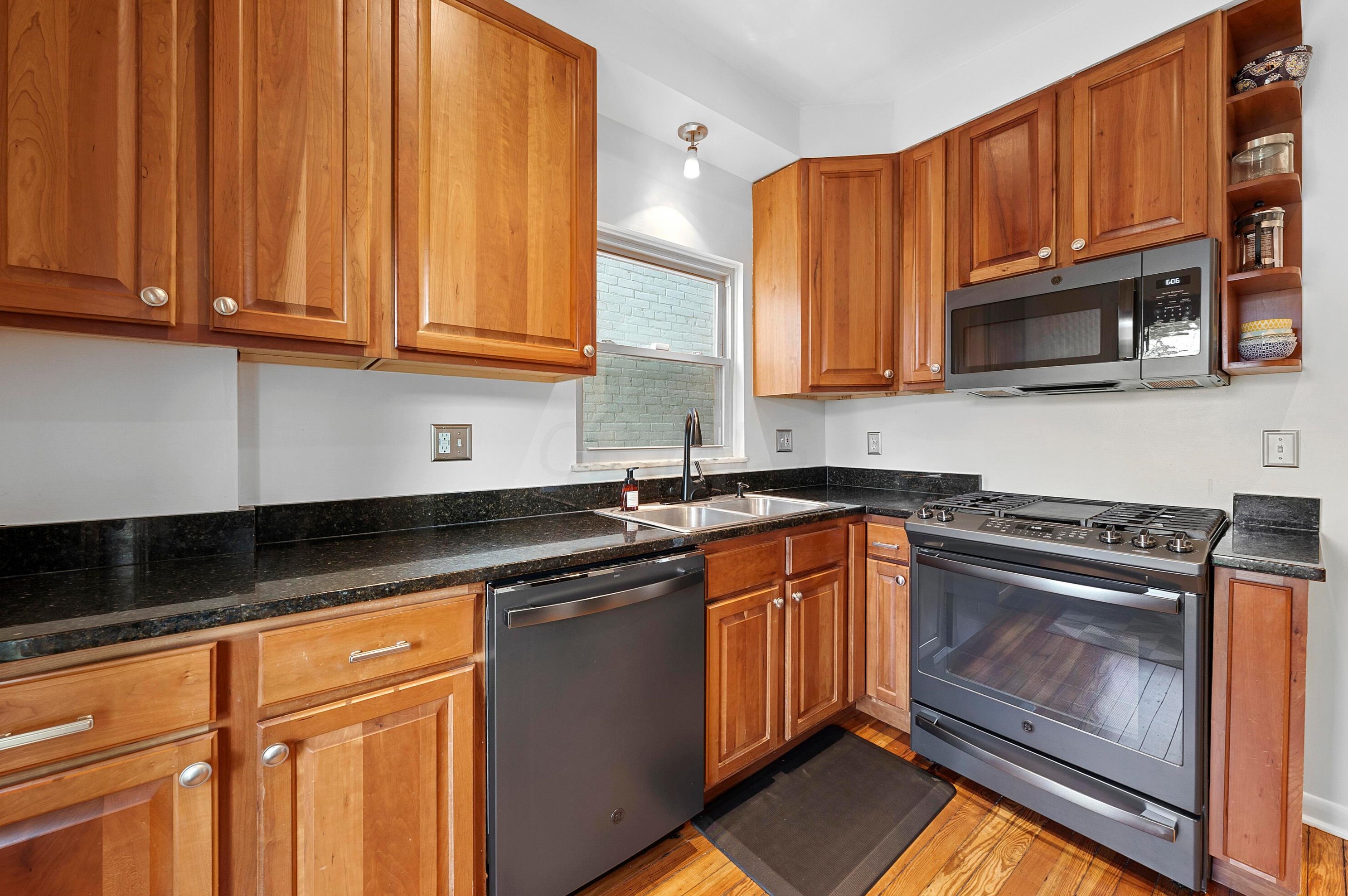 490 Whittier St, Columbus OH  43206-2367 exterior