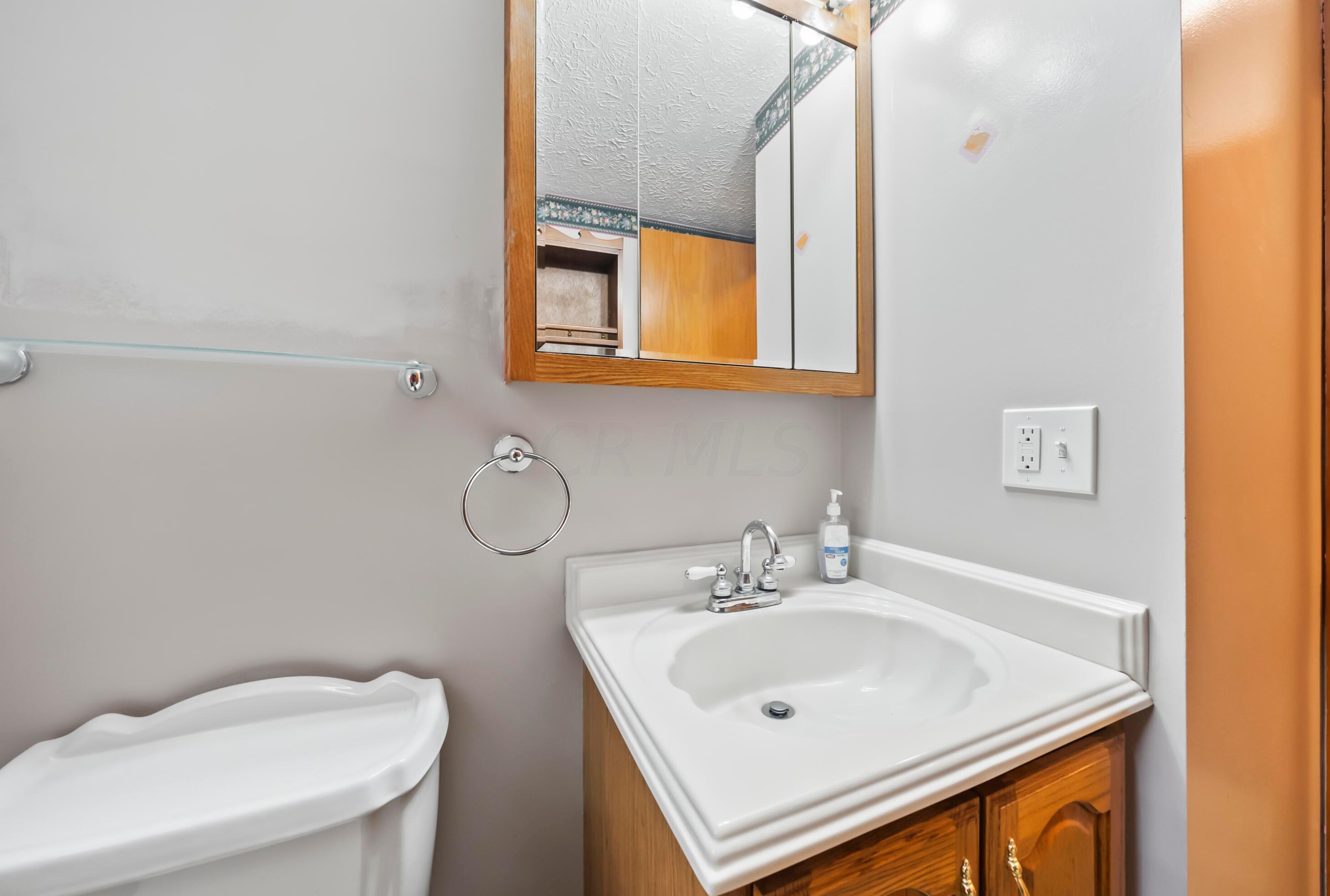 611 Jonsol Ct, Columbus OH  43230-3115 exterior