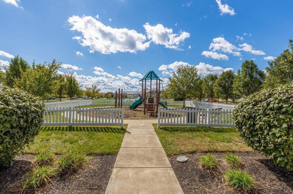 5715 Battle Creek Way, Columbus OH  43228-8953 exterior