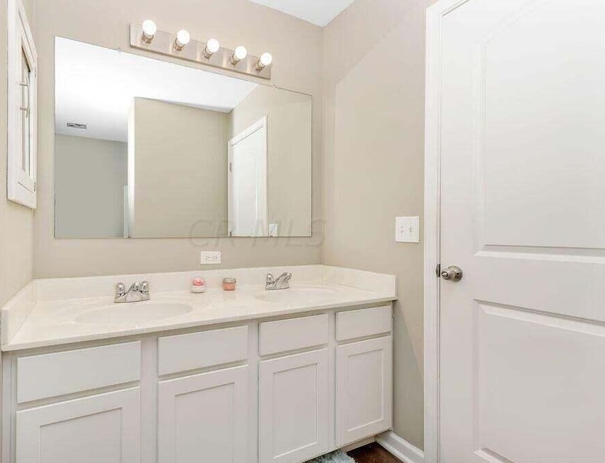 5715 Battle Creek Way, Columbus OH  43228-8953 exterior