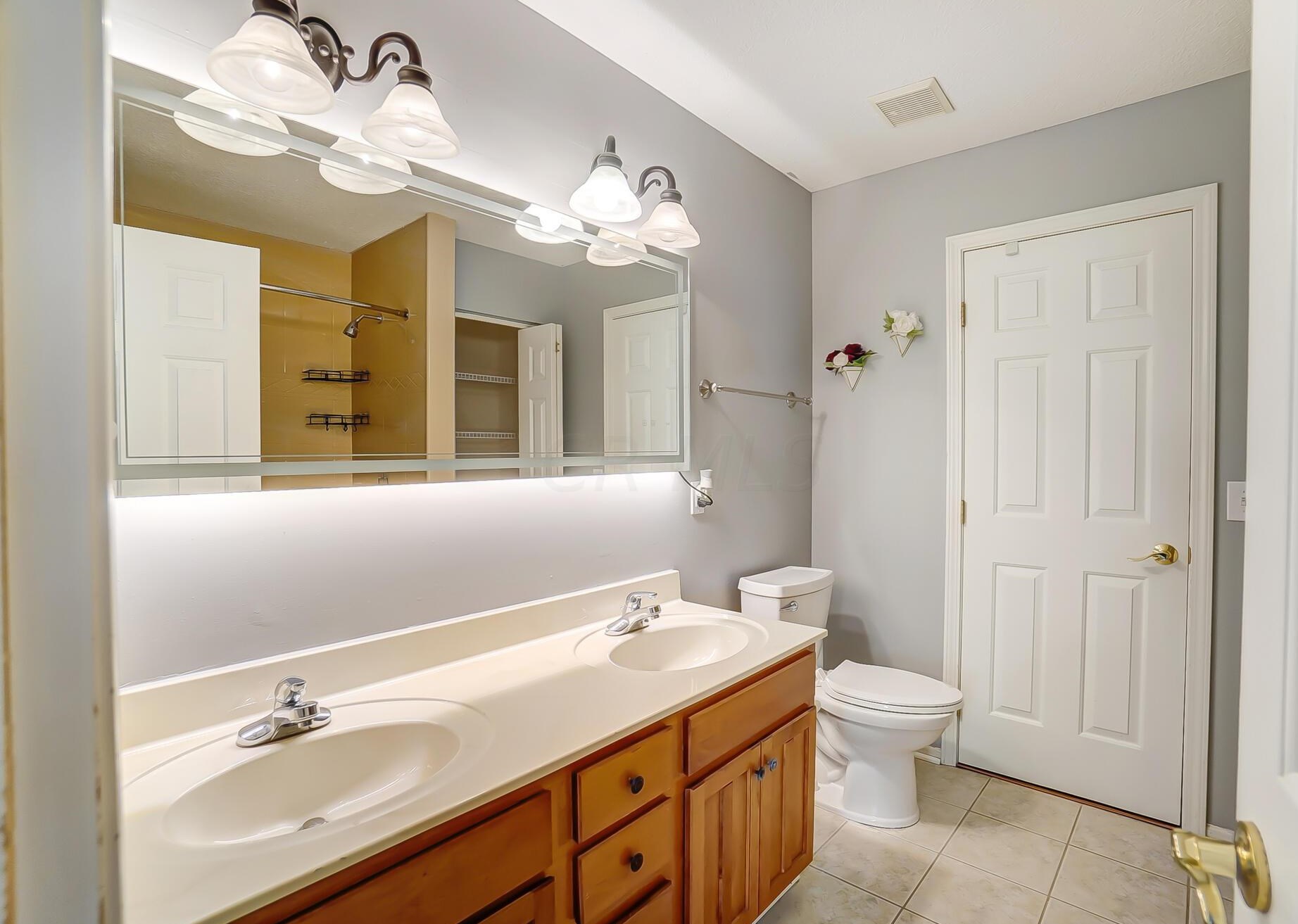 6463 Gossamer Ct, Westerville OH  43081-8242 exterior