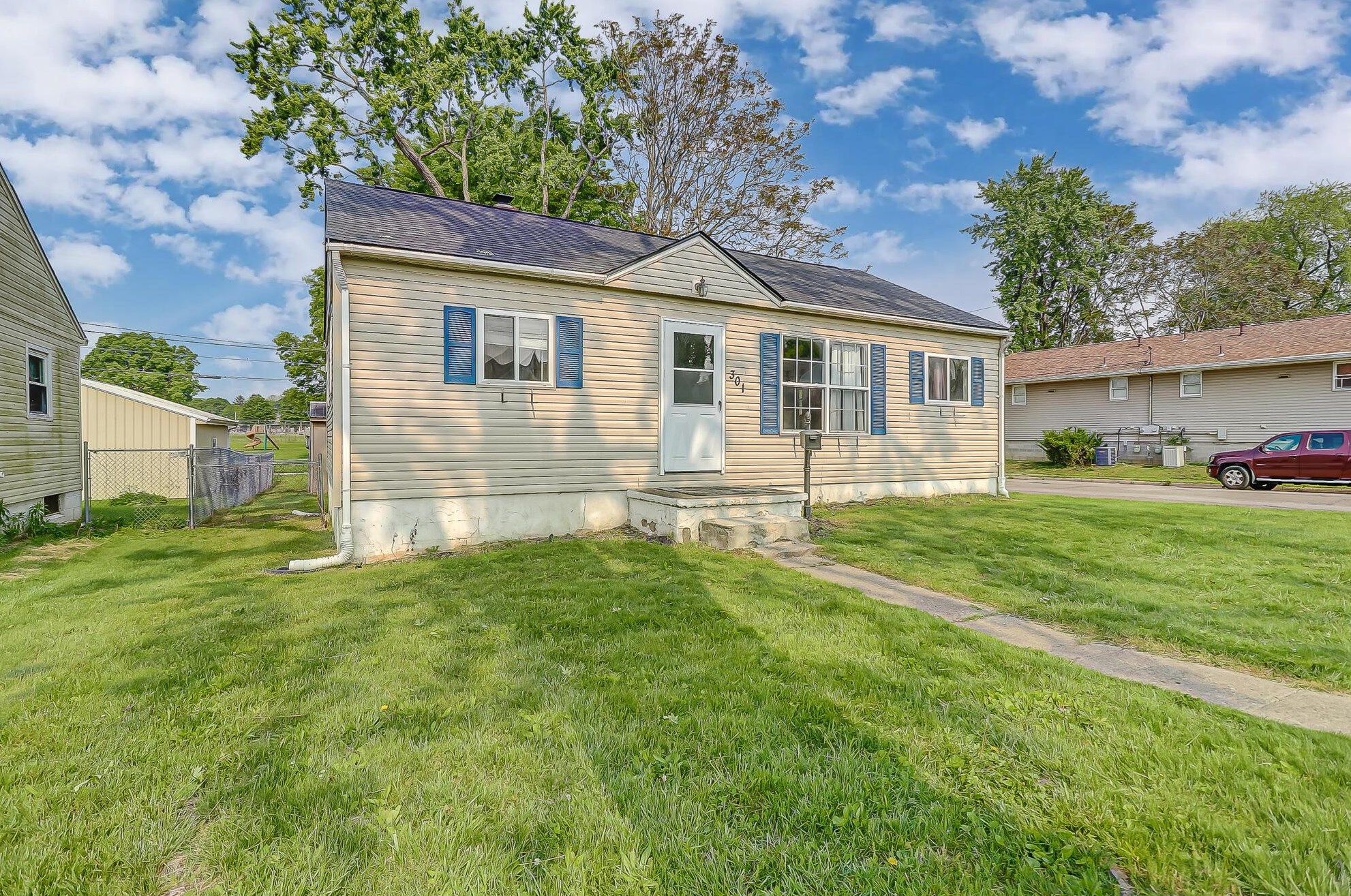 301 Wyandotte St, Lancaster OH  43130-3946 exterior