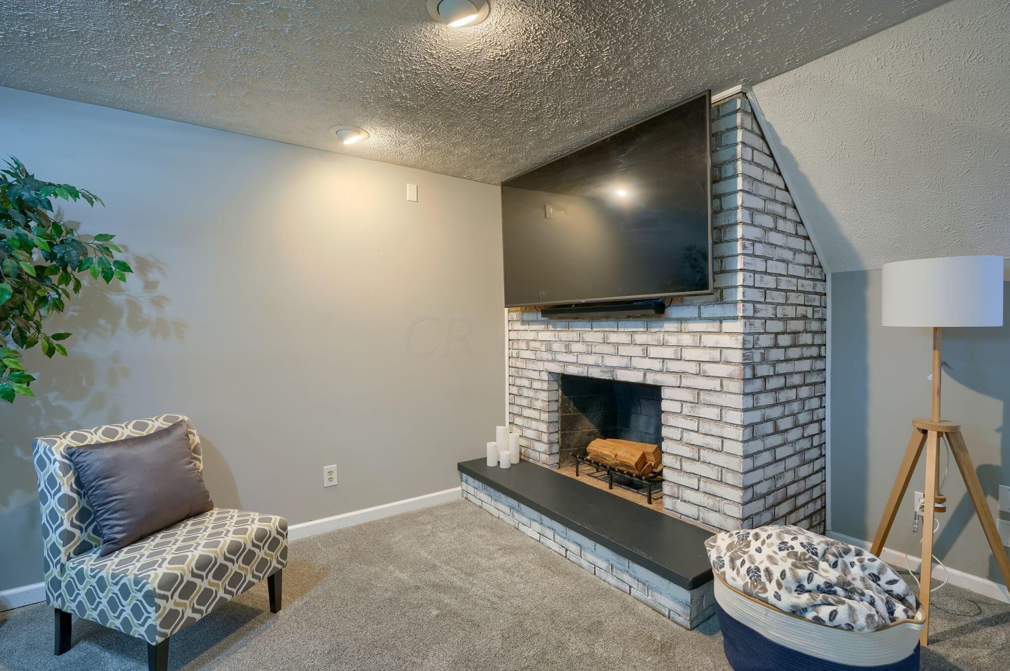 60 Savern Pl, Columbus OH  43230-3125 exterior