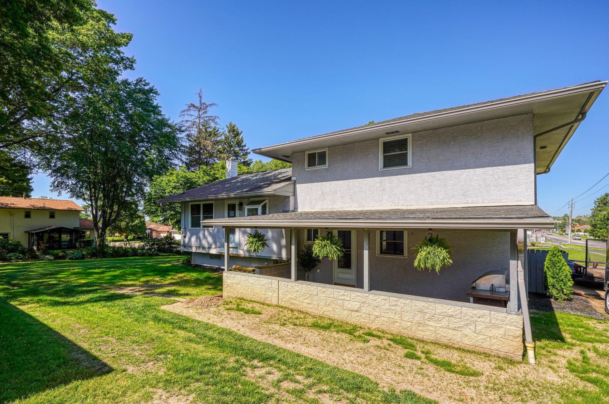 60 Savern Pl, Columbus OH  43230-3125 exterior