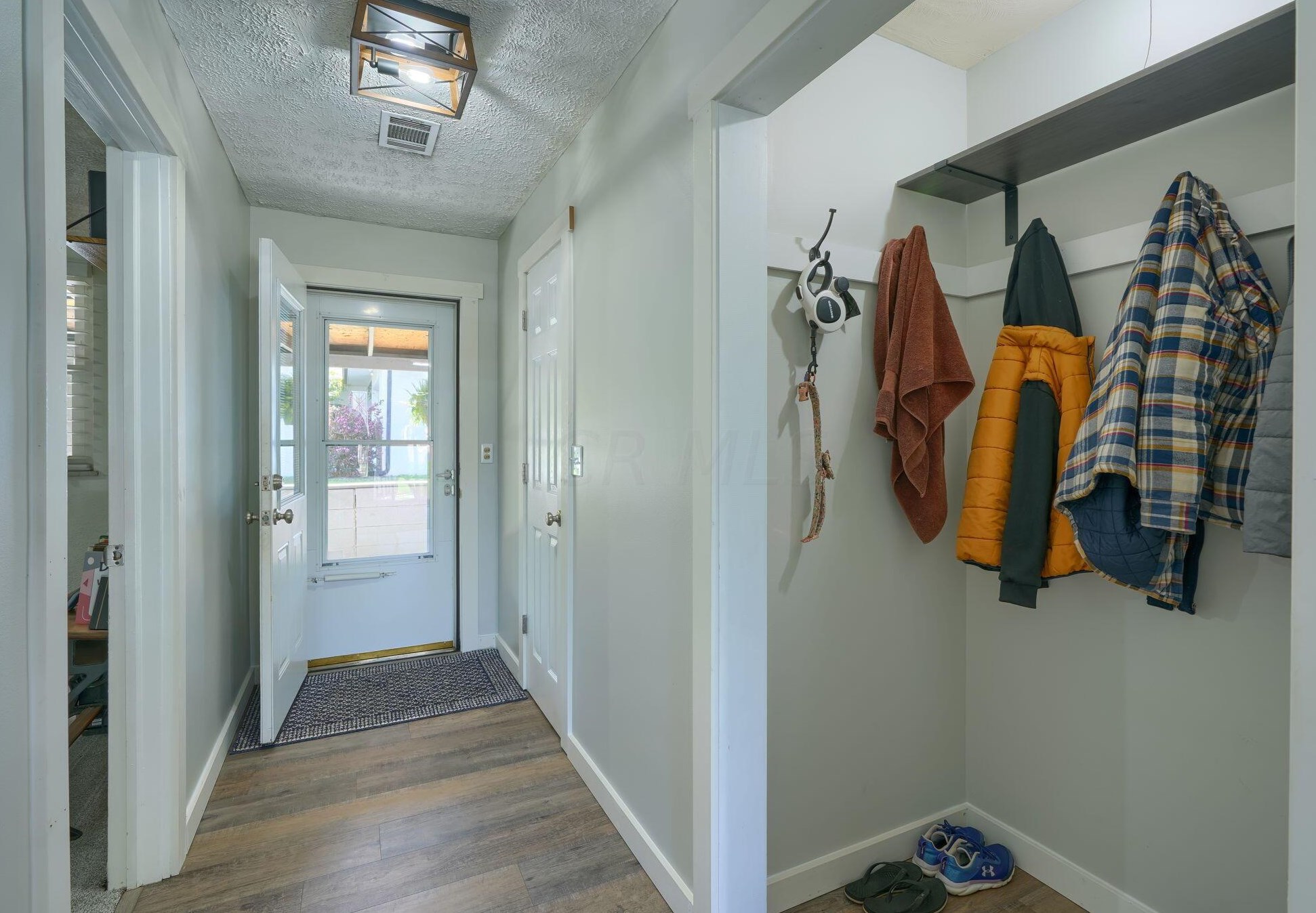 60 Savern Pl, Columbus OH  43230-3125 exterior