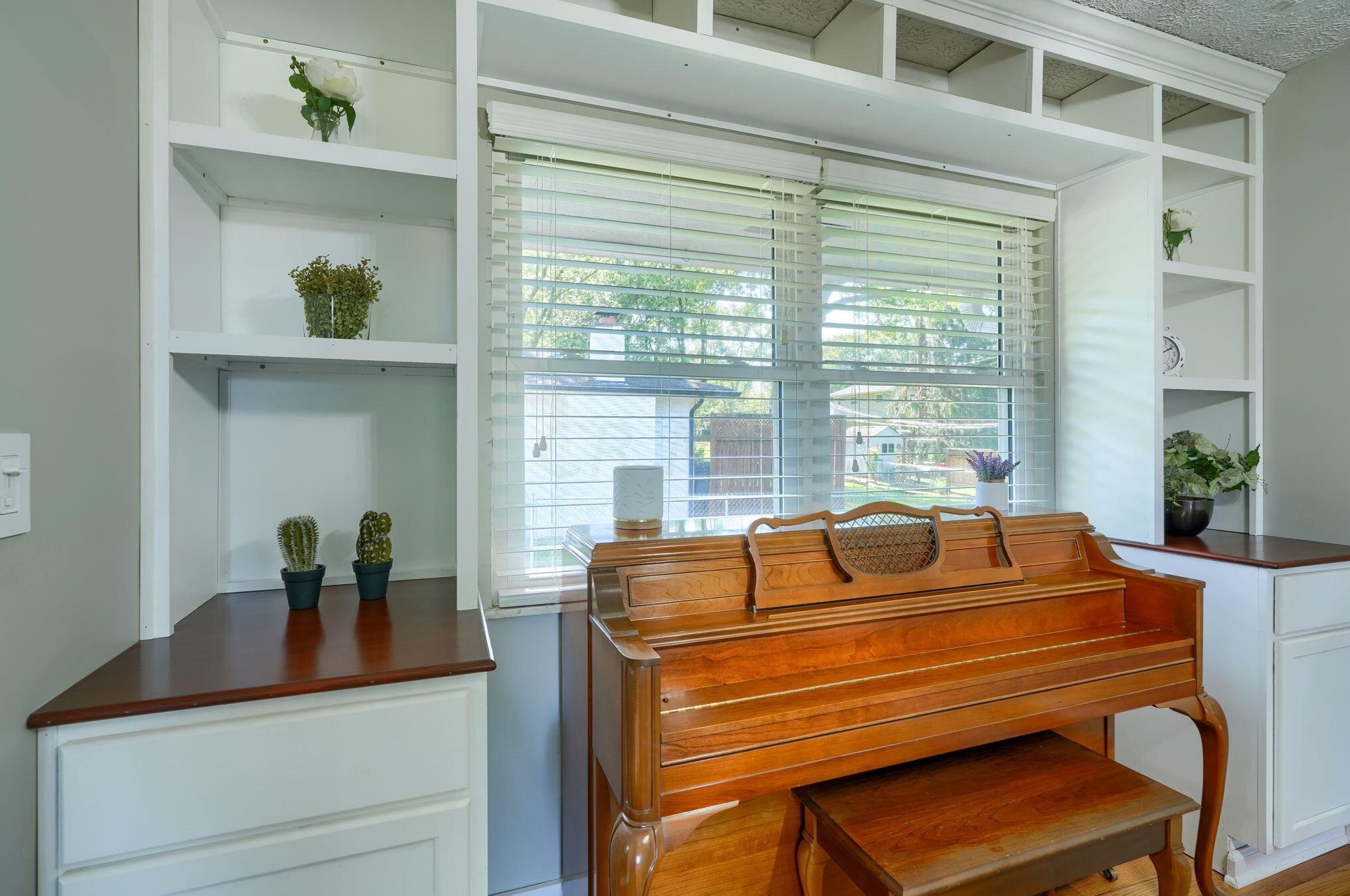 60 Savern Pl, Columbus OH  43230-3125 exterior