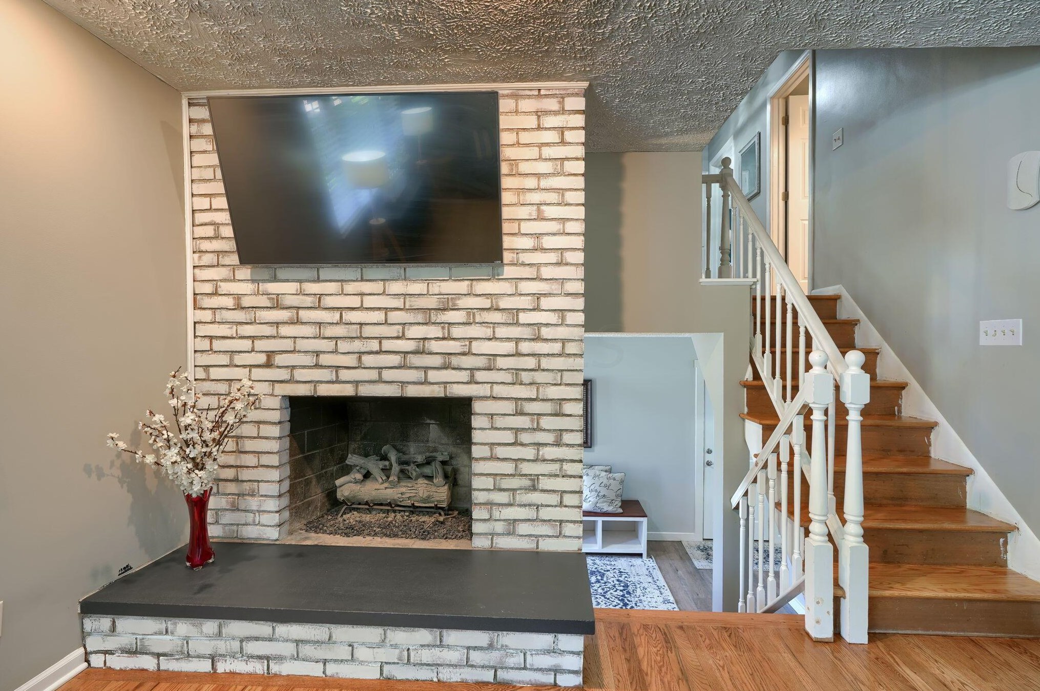 60 Savern Pl, Columbus OH  43230-3125 exterior