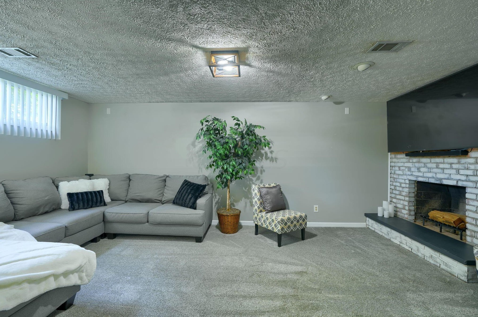 60 Savern Pl, Columbus OH  43230-3125 exterior