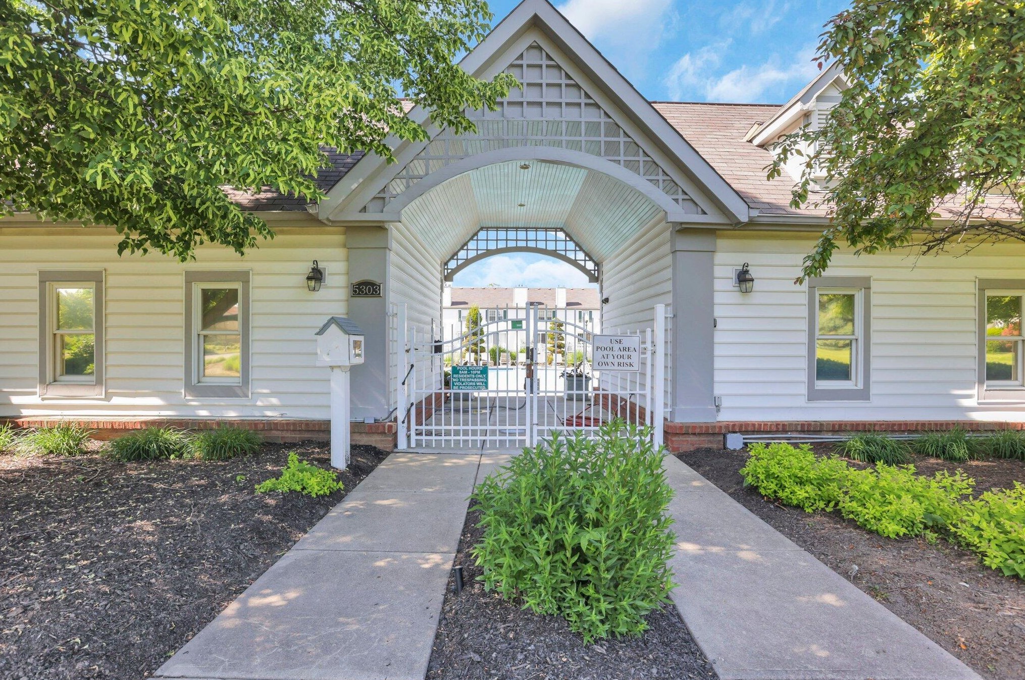 5315 Bethel Park Dr, Columbus OH  43235-7125 exterior