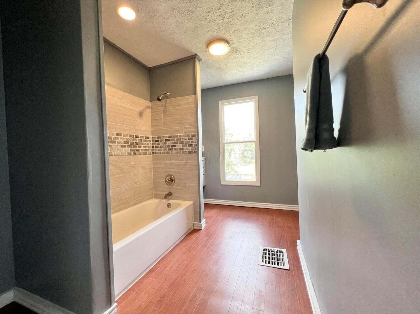 106 Oakley Ave, Columbus OH  43204-3214 exterior