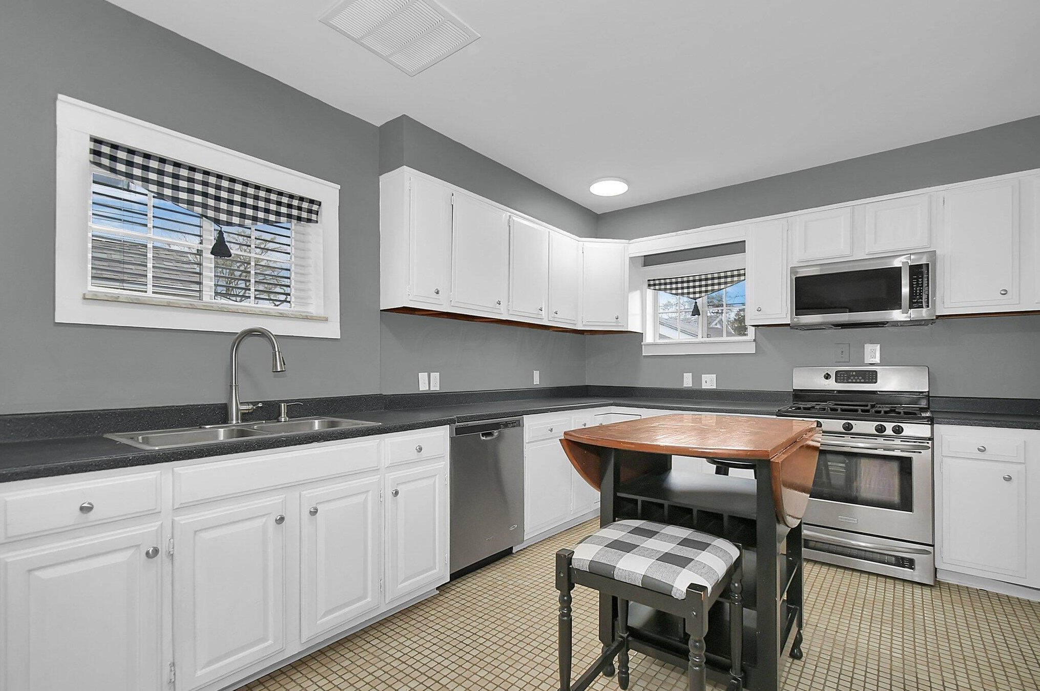 492 Hilltonia Ave, Columbus OH 43223-1611 exterior