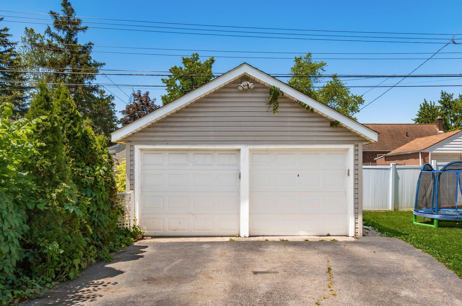 655 Hilltonia Ave, Columbus OH 43223-1703 exterior