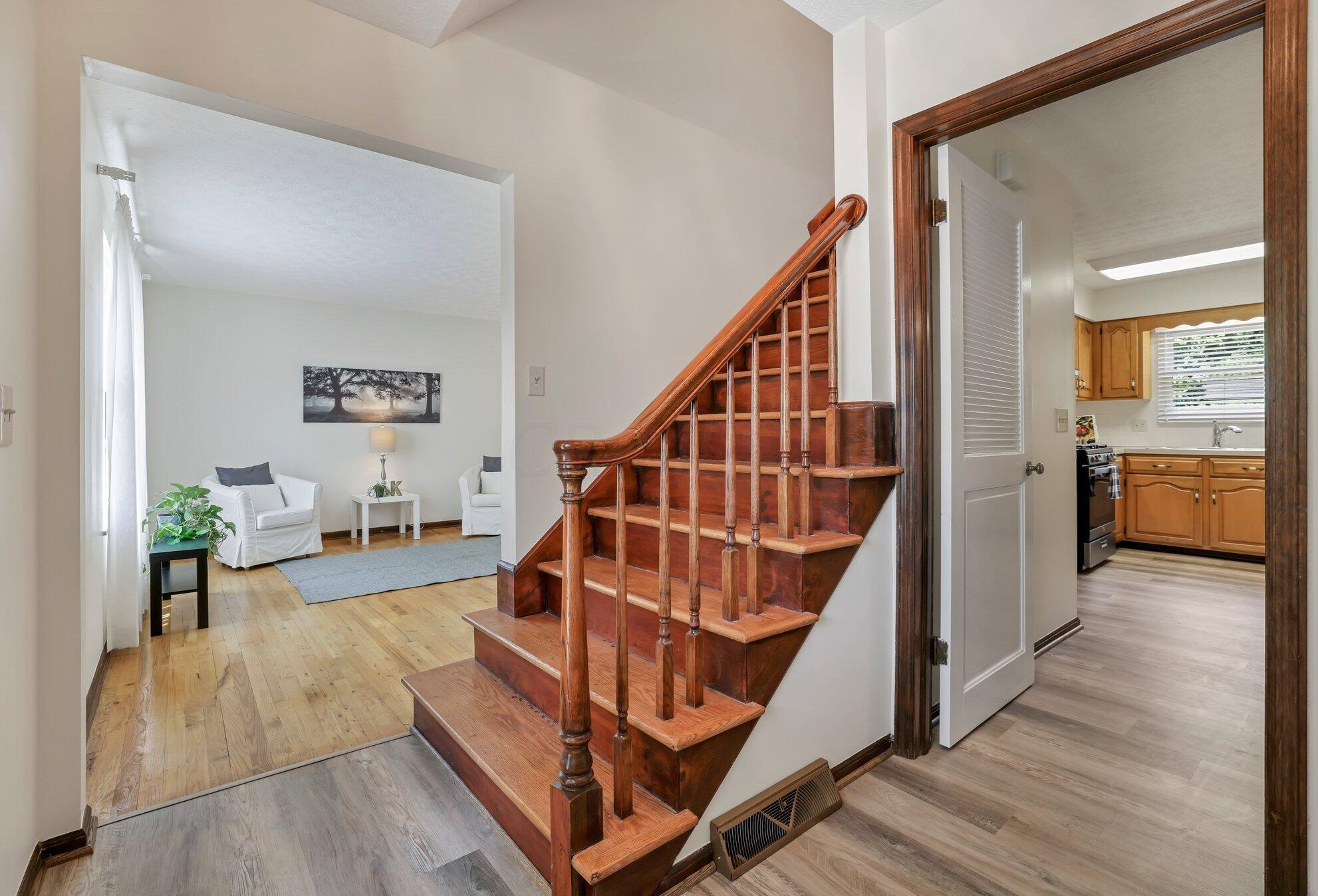 1762 Staffordshire Rd, Columbus OH 43229-2141 exterior