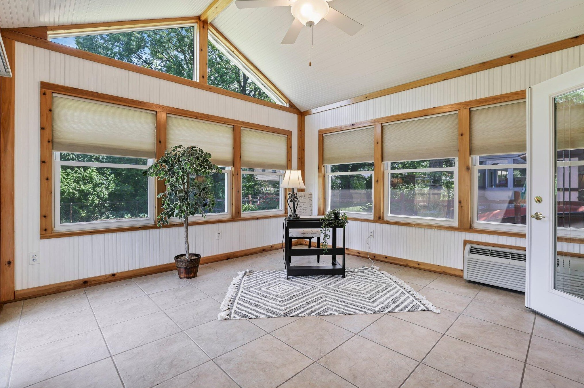 1762 Staffordshire Rd, Columbus OH 43229-2141 exterior