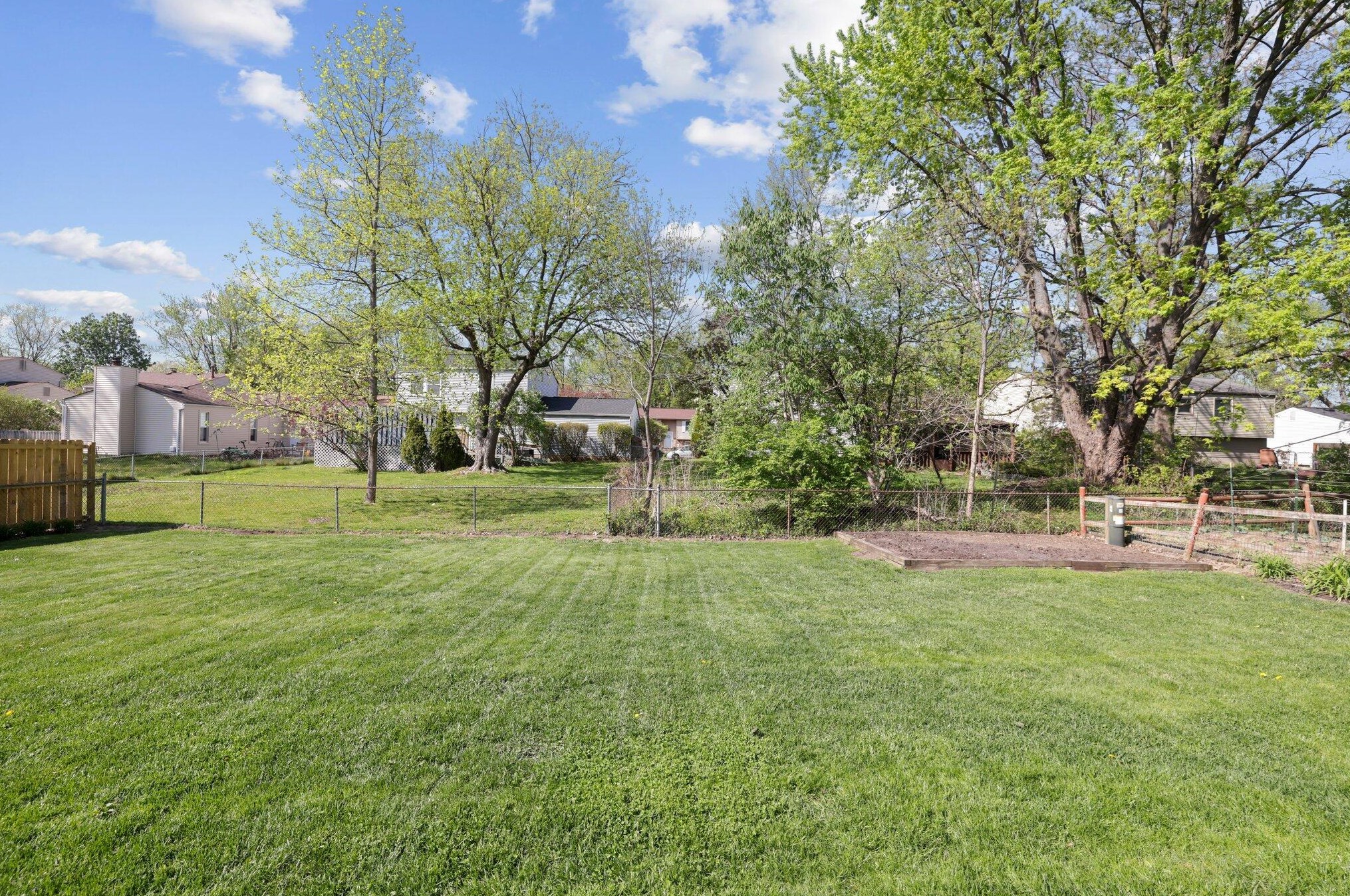 1762 Staffordshire Rd, Columbus OH 43229-2141 exterior