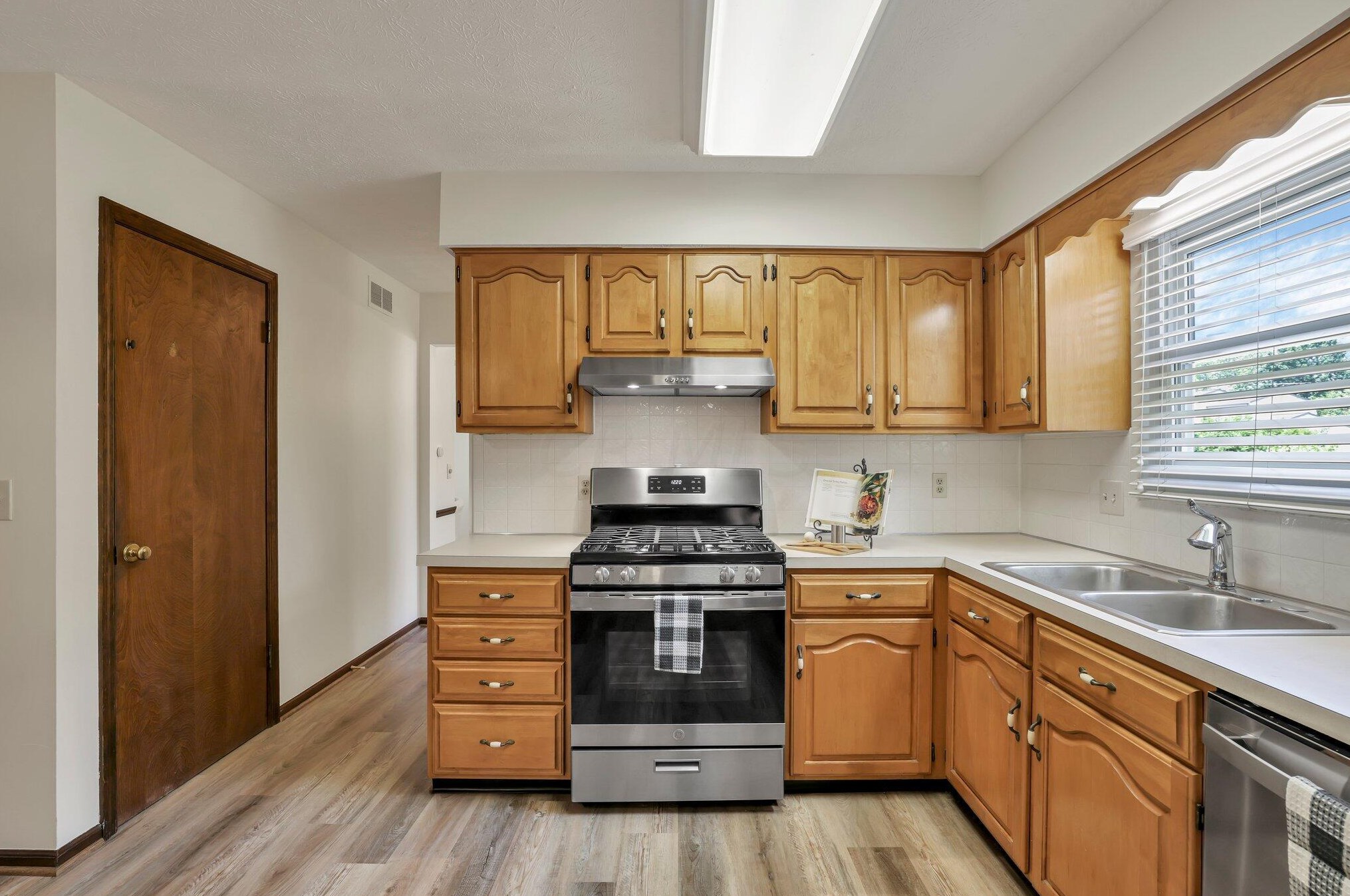 1762 Staffordshire Rd, Columbus OH 43229-2141 exterior