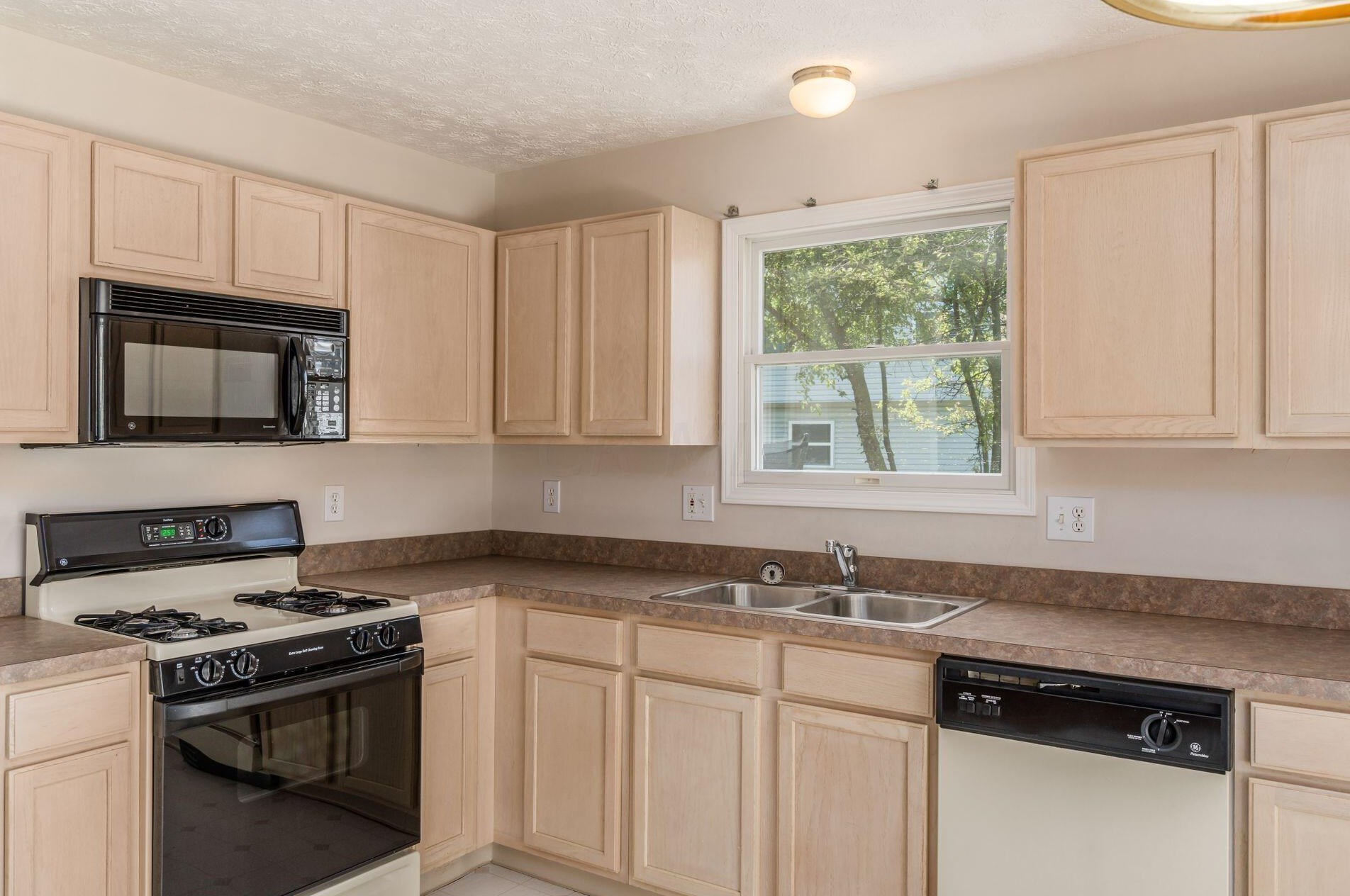 3658 Larkwell Way, Columbus OH 43232-3600 exterior