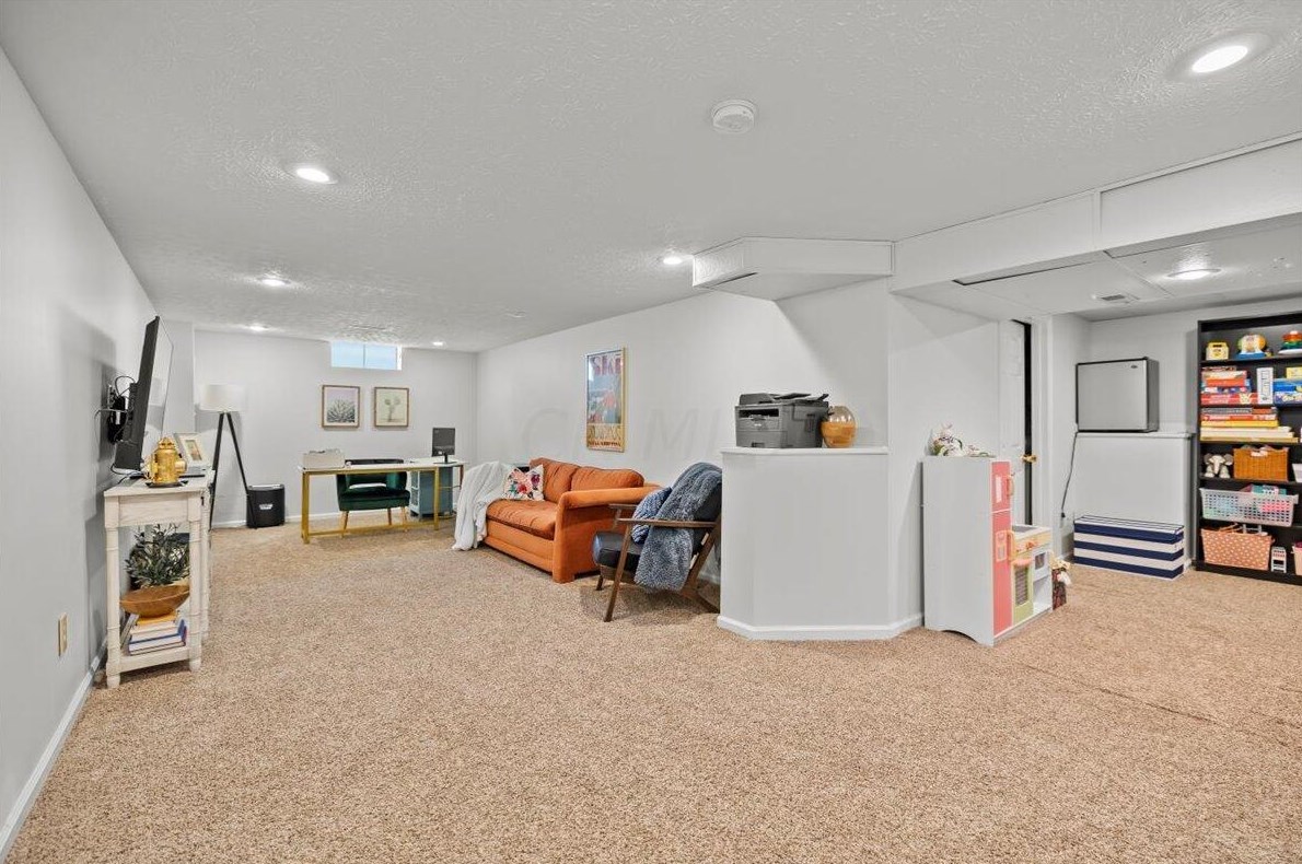 6891 Sparrow Ln, Columbus OH 43235-6200 exterior